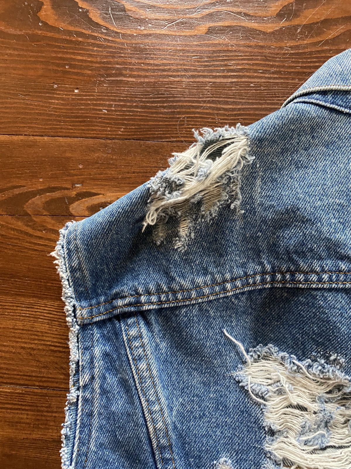 Levi's Vintage 80’s Levi’s Distressed Thrash Style Denim Jean Vest Size US S / EU 44-46 / 1 - 4 Thumbnail