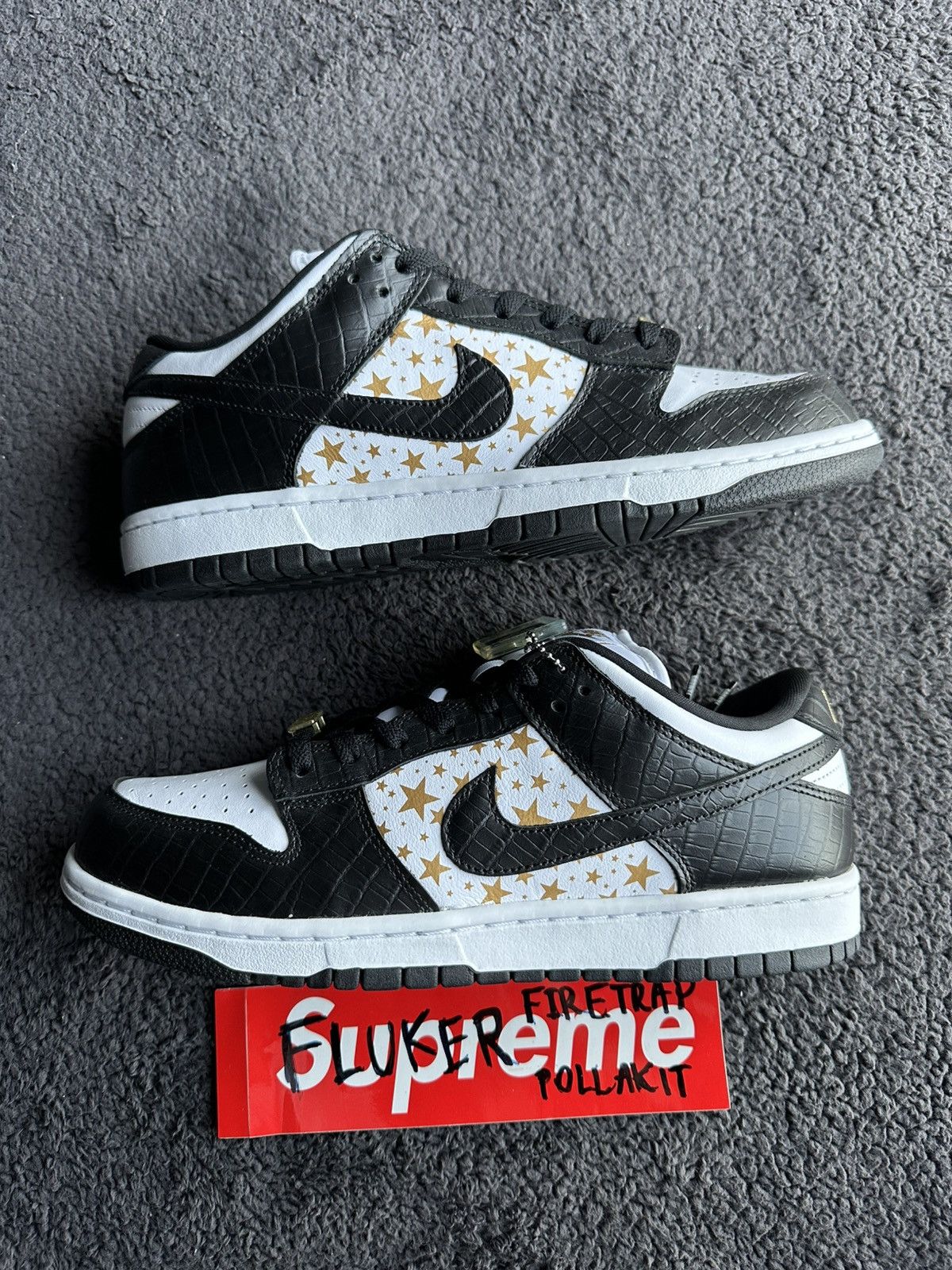 Nike × Supreme Nike SB Dunk Low Supreme Stars Black (2021) Size US 10 / EU 43 - 2 Thumbnail