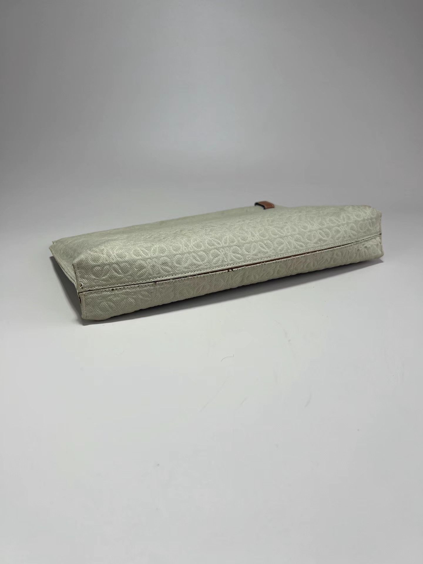 Loewe LOEWE Embossed Full-Logo Clutch Size ONE SIZE - 3 Thumbnail
