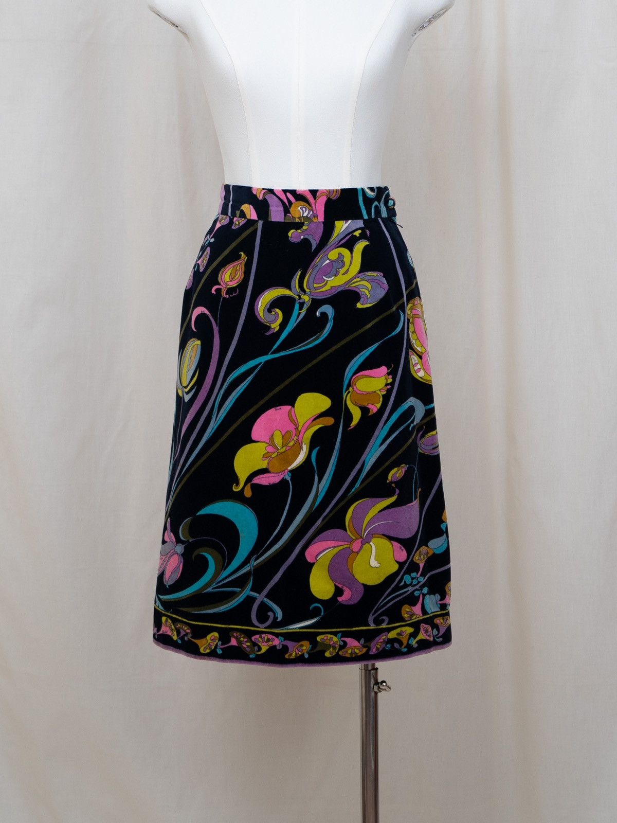 Emilio Pucci Emilio Pucci | 1960s Velvet Floral Skirt Size 27" / US 4 / IT 40 - 5 Thumbnail