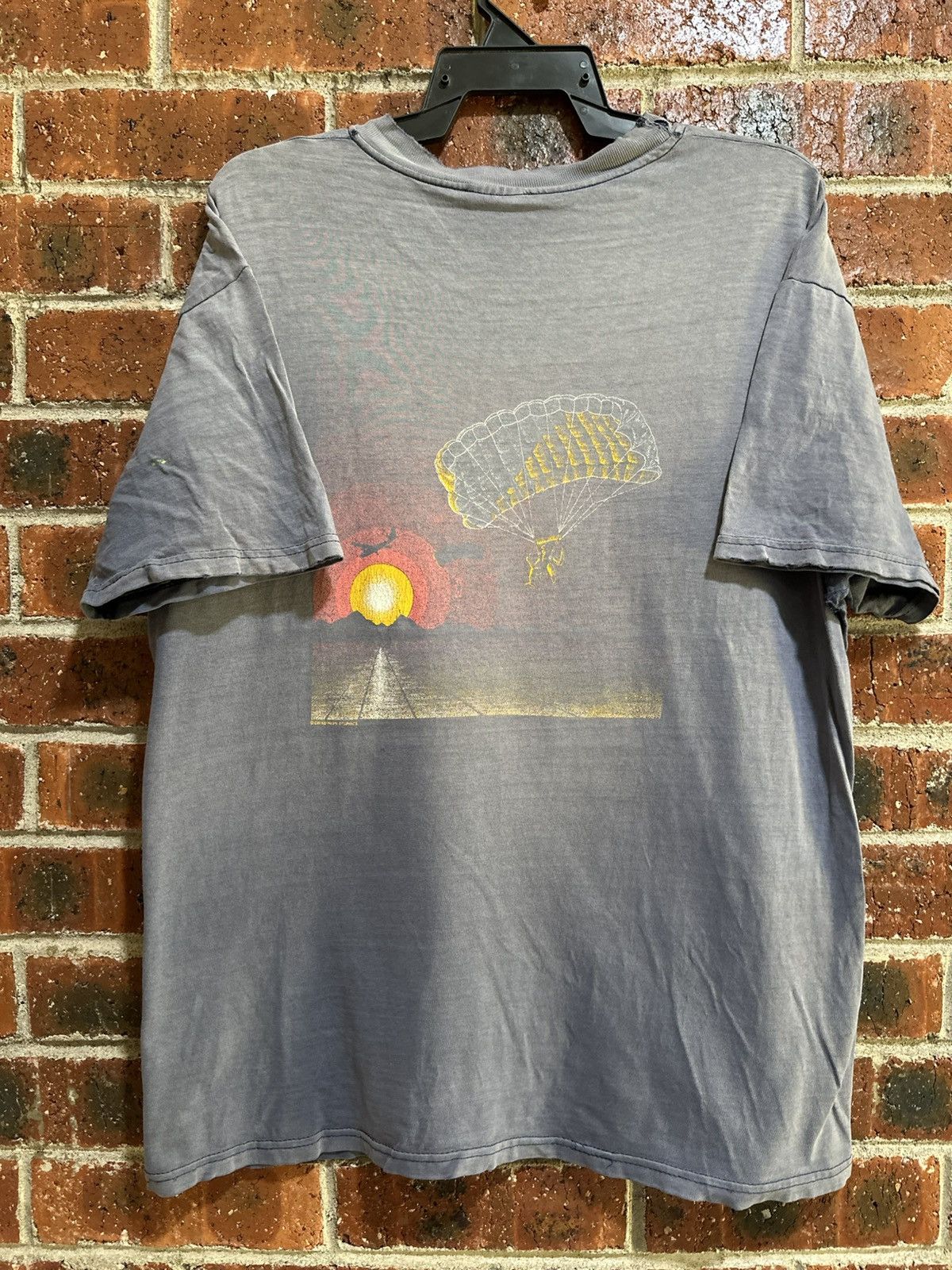 Hanes Thrashed Vintage Skydive Guam Faded Tee Size US L / EU 52-54 / 3 - 1 Thumbnail