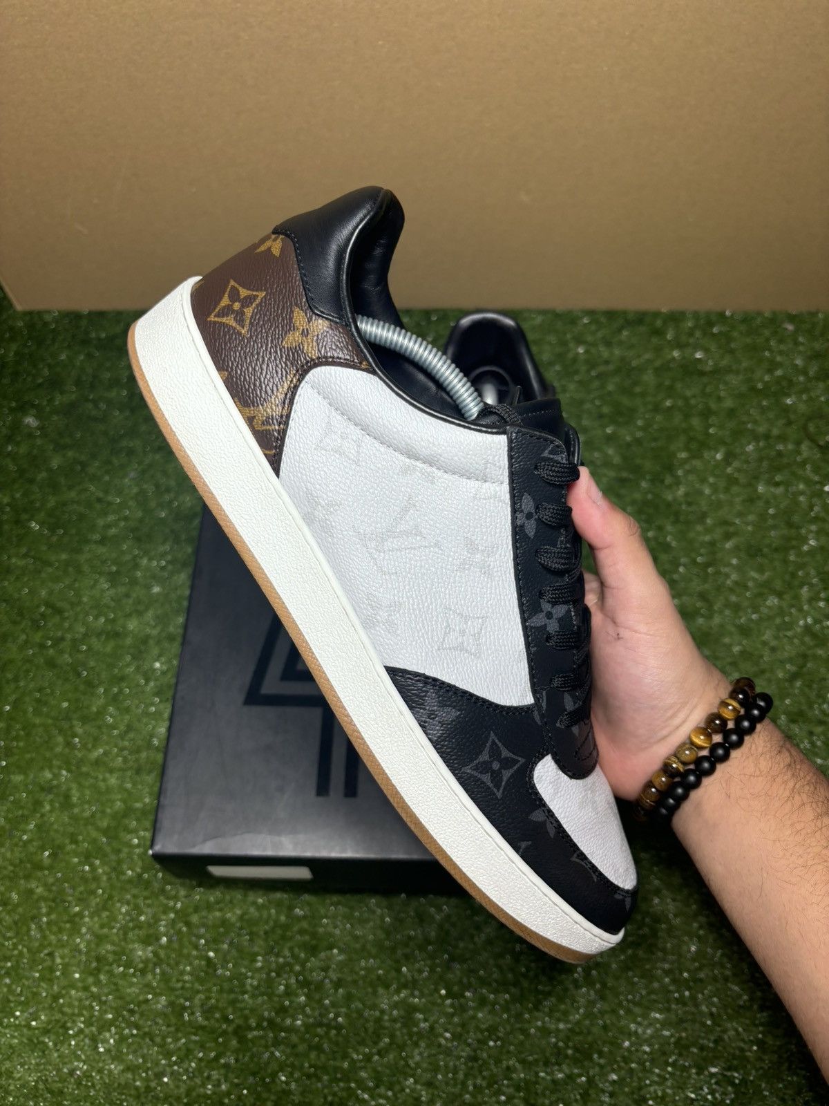 Louis Vuitton Louis Vuitton rivoli sneaker Size US 10 / EU 43 - 5 Thumbnail