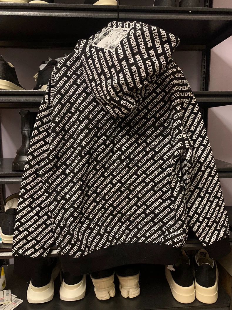 Other Vetements Logo overload black and white print hooded hoodi Size US XS / EU 42 / 0 - 2 Thumbnail