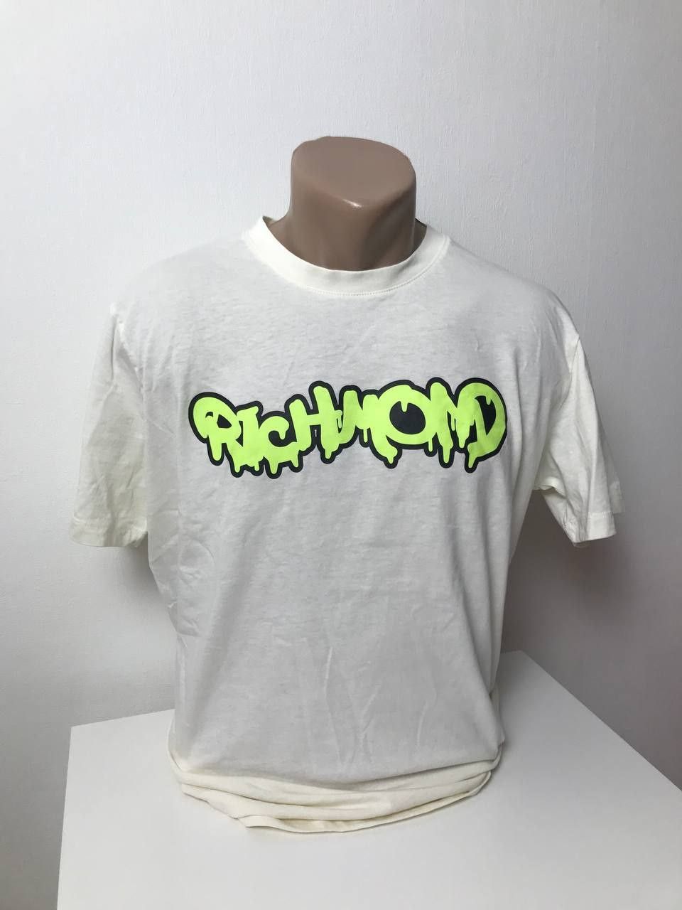John Richmond John Richmond Mens Logo T Shirt Size Medium Off White/Cream Size US L / EU 52-54 / 3 - 3 Thumbnail