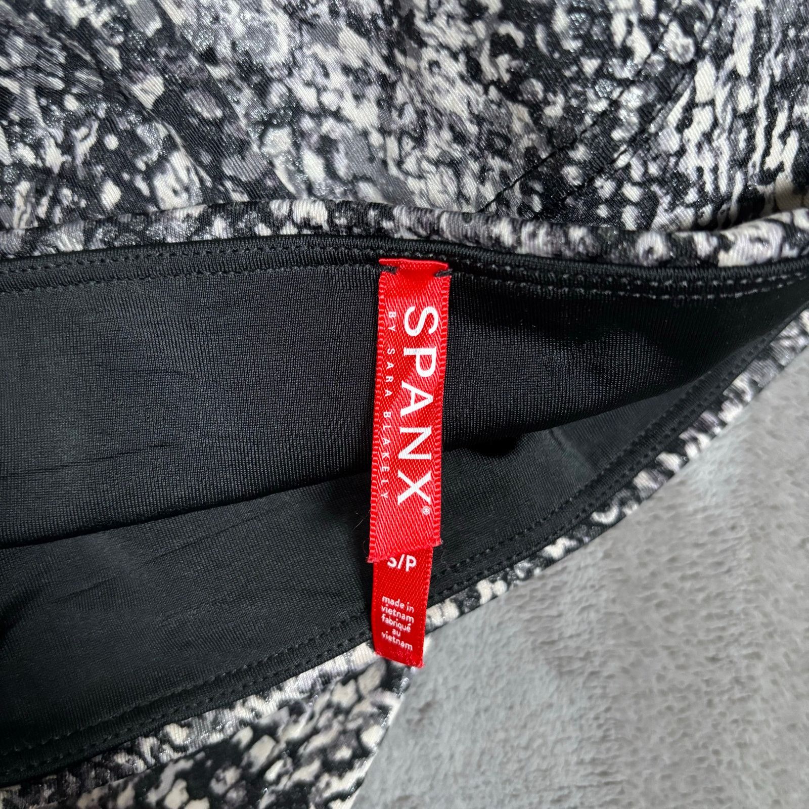 Spanx Spanx Snake Skin Print High Rise Shaping Leggings Women’s Size 27" / US 4 / IT 40 - 4 Thumbnail