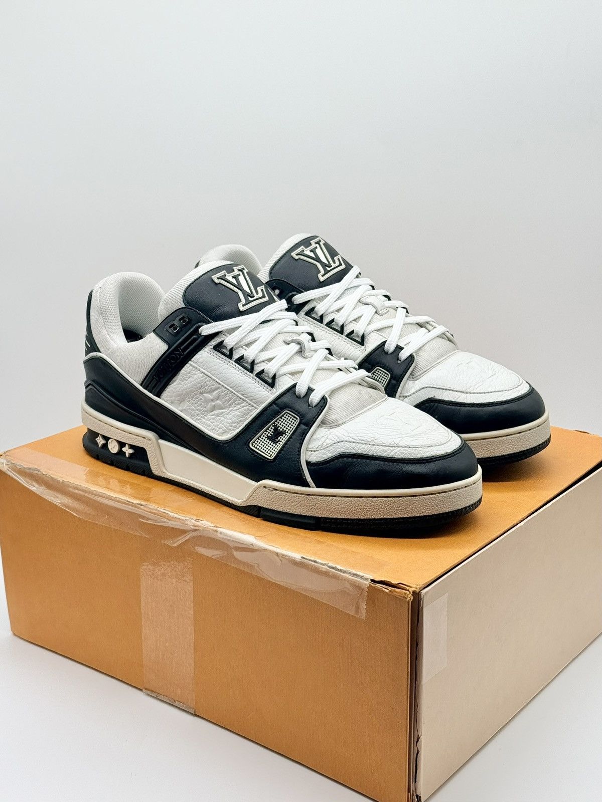 Louis Vuitton Size 11 - Black Leather Louis Vuitton Trainer Size US 11 / EU 44 - 1 Thumbnail
