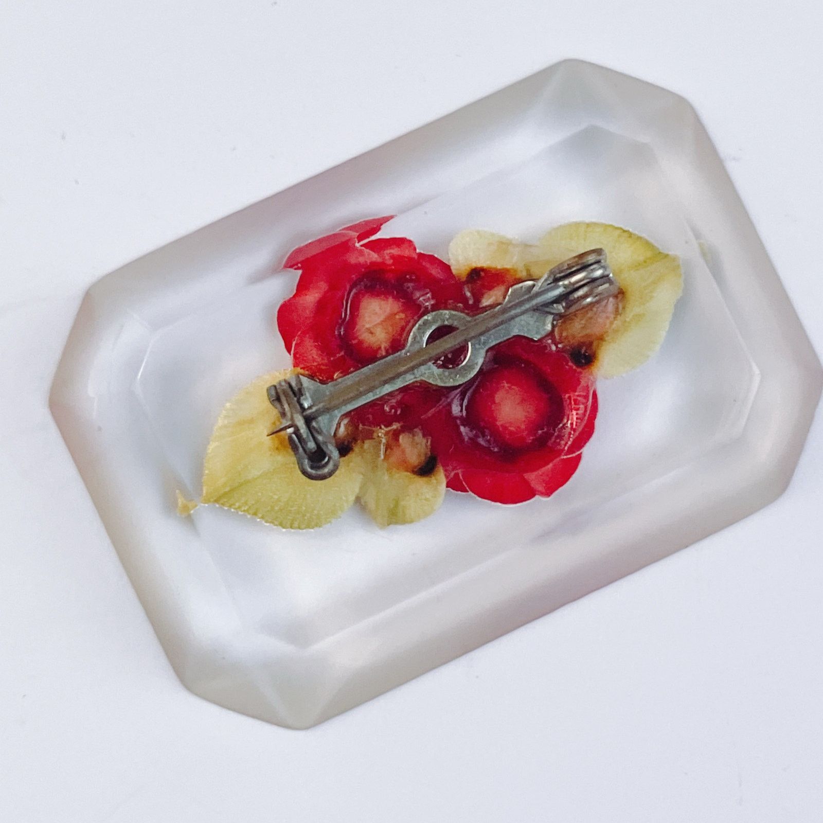 Vintage Vintage 1940s Reverse Carved Lucite Floral Brooch Red Roses Size ONE SIZE - 11 Thumbnail