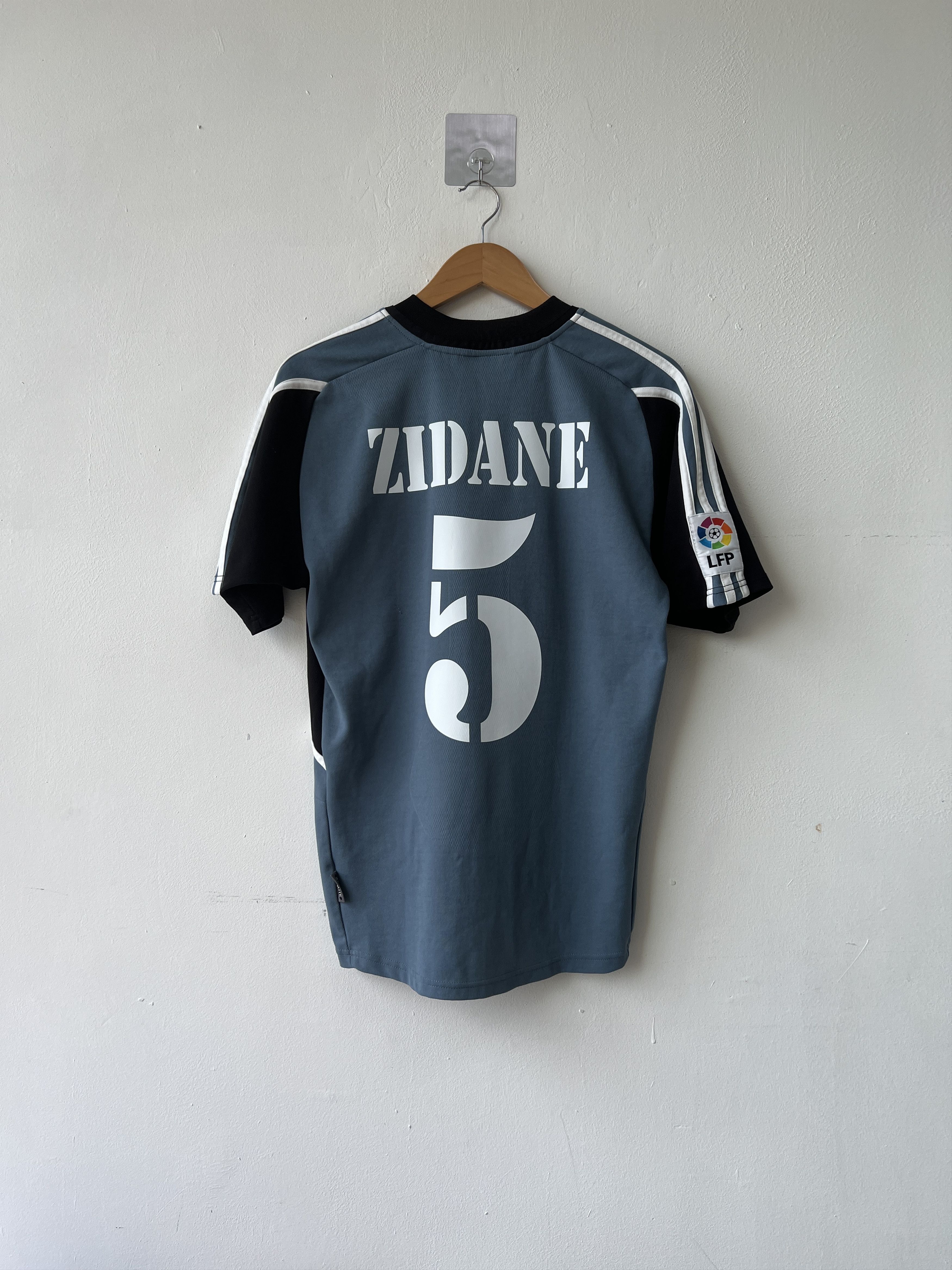 Adidas (S fits M) Real Madrid 2001-02 Third Kit Zidane #5 Size US S / EU 44-46 / 1 - 1 Thumbnail