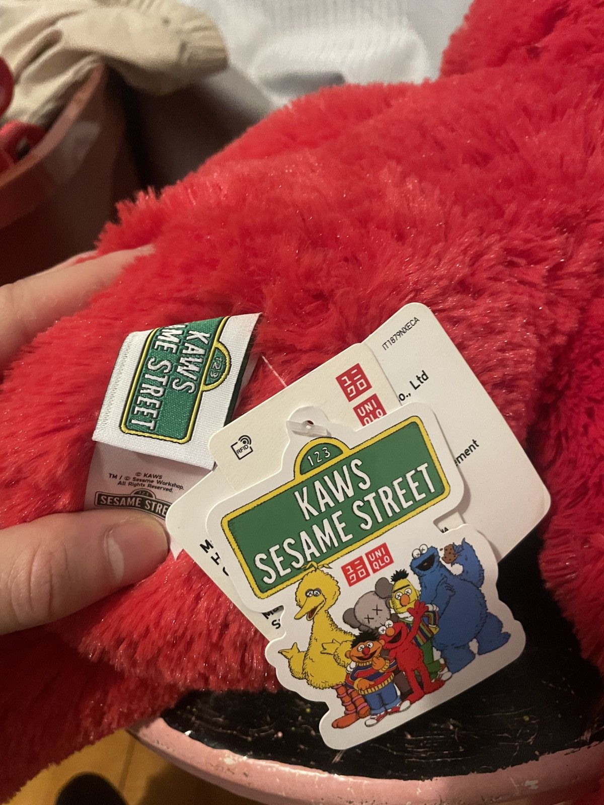 Kaws × Uniqlo Uniqlo x Kaws x Sesame Street Elmo Plush Size ONE SIZE - 2 Thumbnail