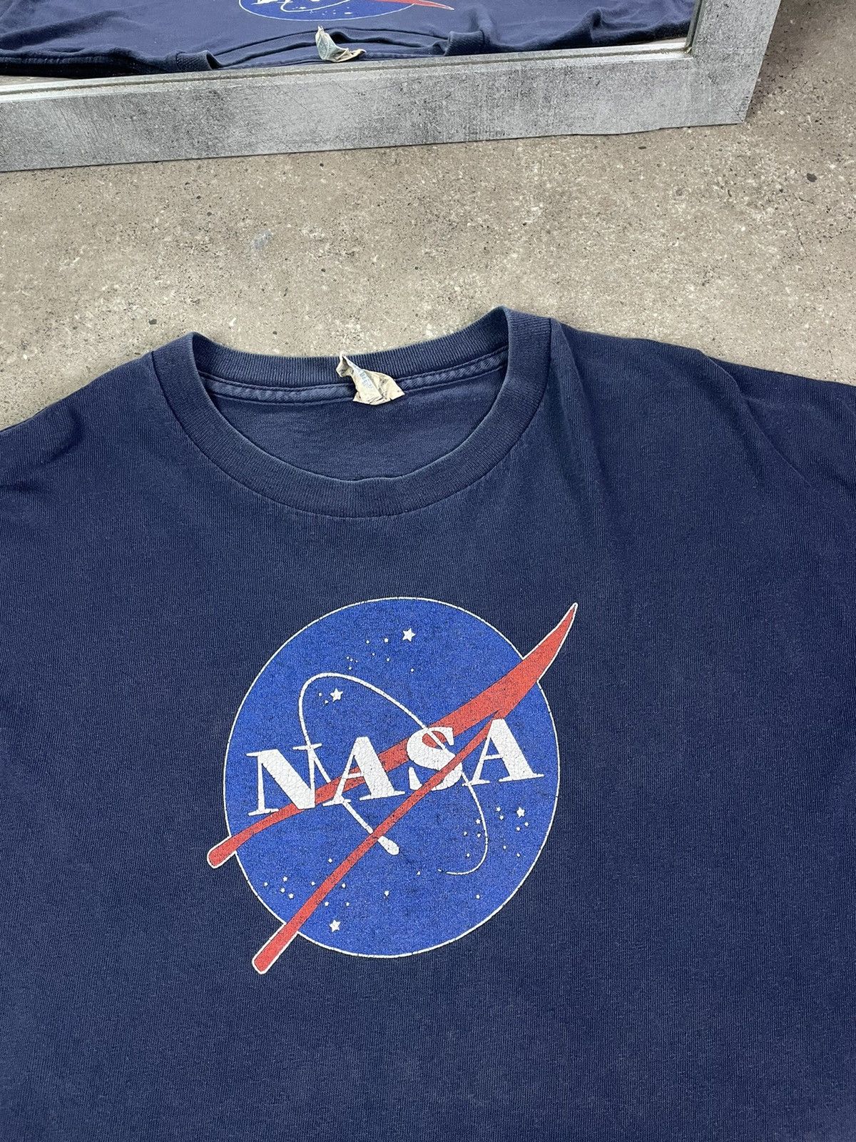 Vintage Vintage 2000s NASA BIG LOGO T SHIRT Size US XXL / EU 58 / 5 - 2 Thumbnail