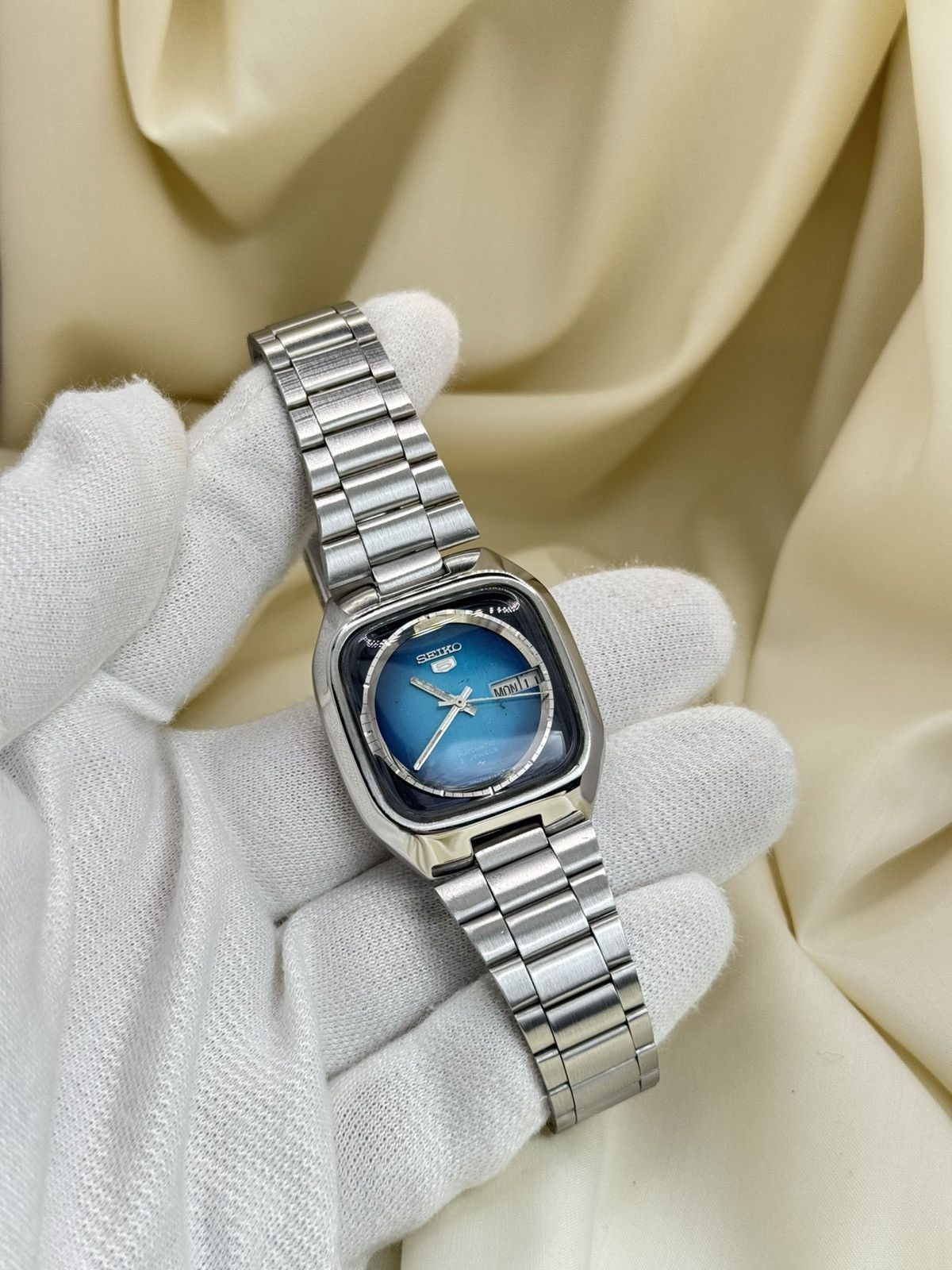 Seiko Seiko 5 Japan Vintage TV Case Blue Fade Dial 21J Automatic Size 36 - 11 Thumbnail