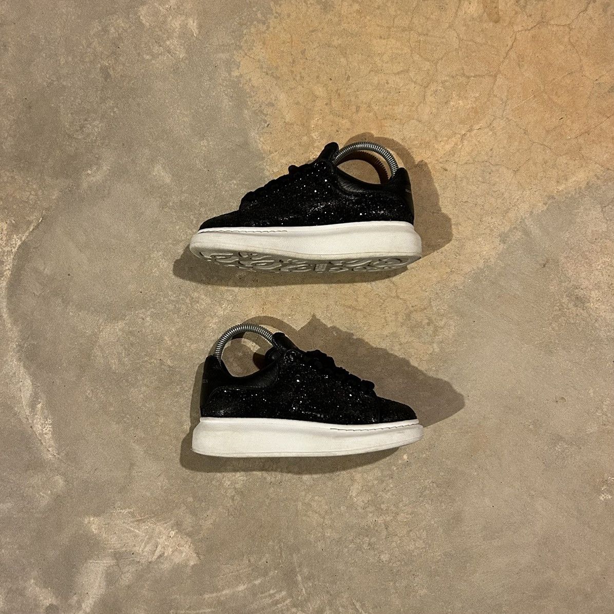 Alexander McQueen × Designer × Japanese Brand Alexander McQueen Oversized Black Glitter Sneakers EU 35 Size US 5 / EU 37 - 2 Thumbnail