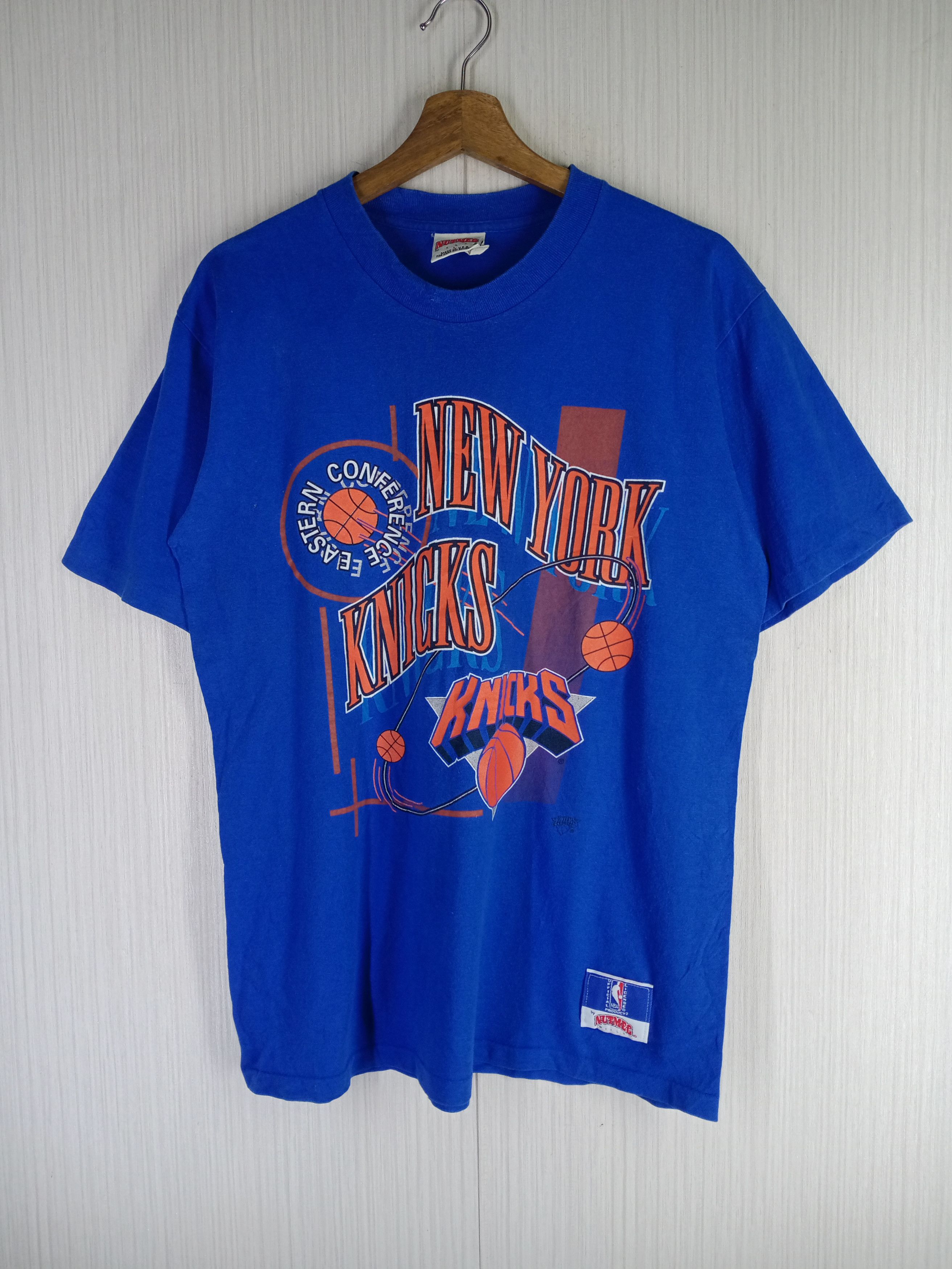 NBA Rare Vintage 90s New York Knicks NBA Tshirt Size US L / EU 52-54 / 3 - 1 Thumbnail