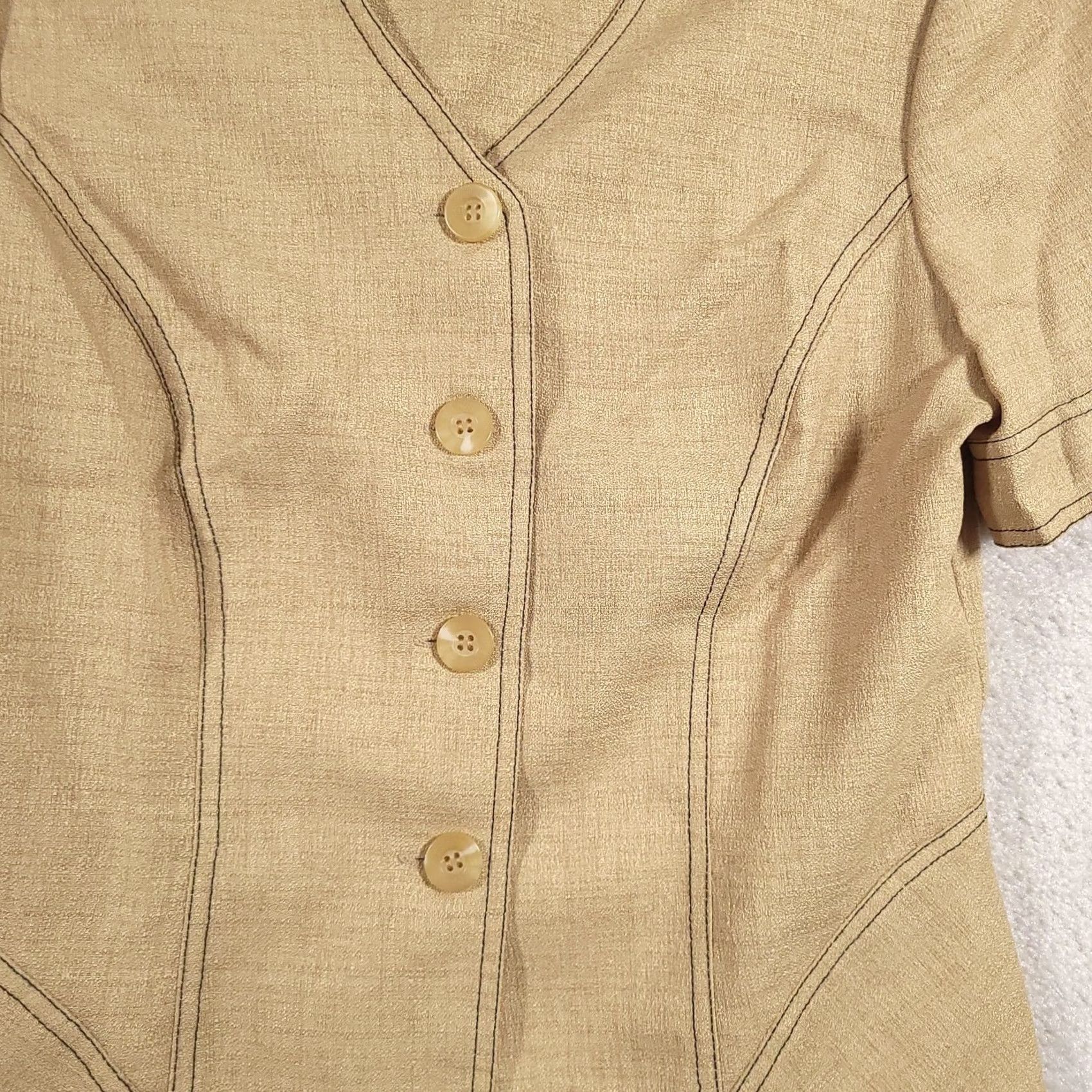 Vintage Leslie Fay Blouse Womens 8P Beige Short Sleeve Button Front Fitted Top Made USA Size M / US 6-8 / IT 42-44 - 3 Thumbnail