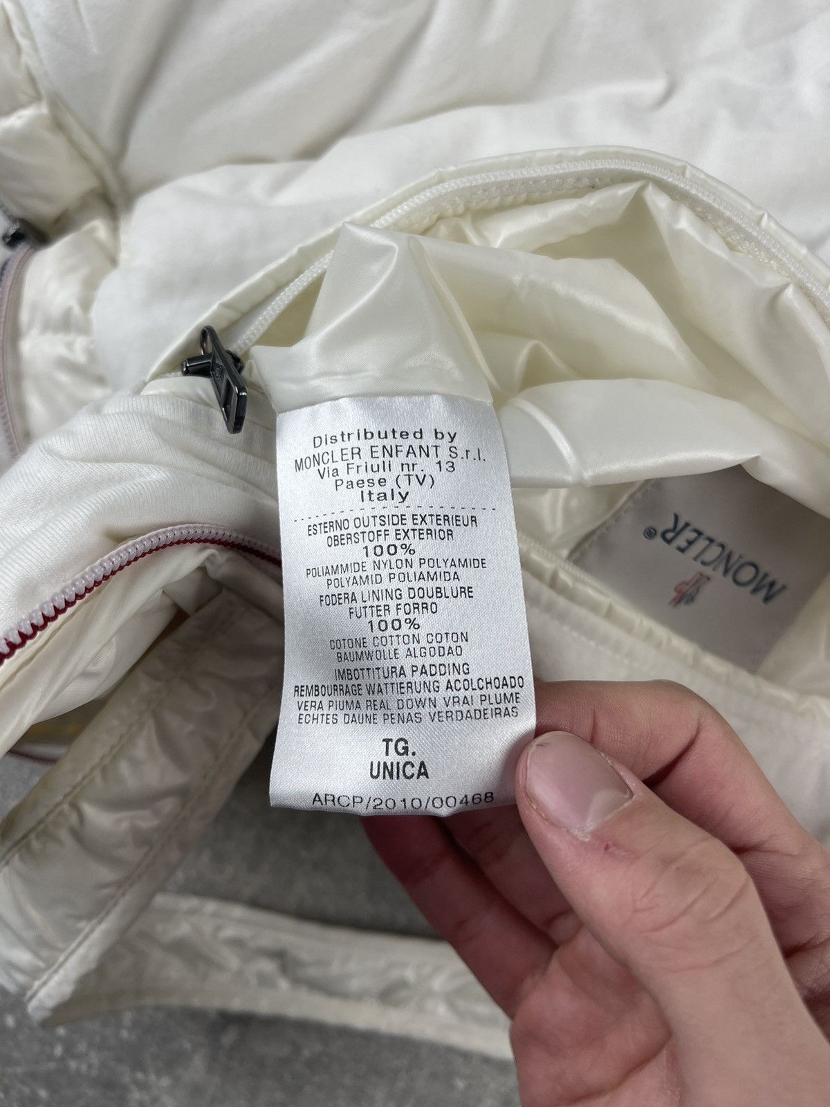 Moncler Moncler France Nylon Puffer Luxury Down White Zip Tote Bag Size ONE SIZE - 18 Thumbnail