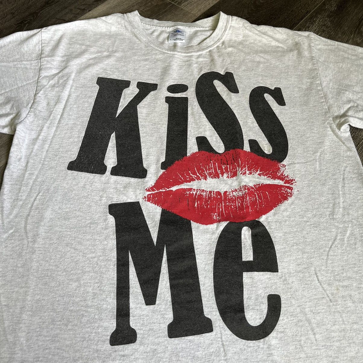 Vintage Vintage 2000s Kiss Me Big Lips Graphic Logo Tee Shirt Parody Size US L / EU 52-54 / 3 - 2 Thumbnail