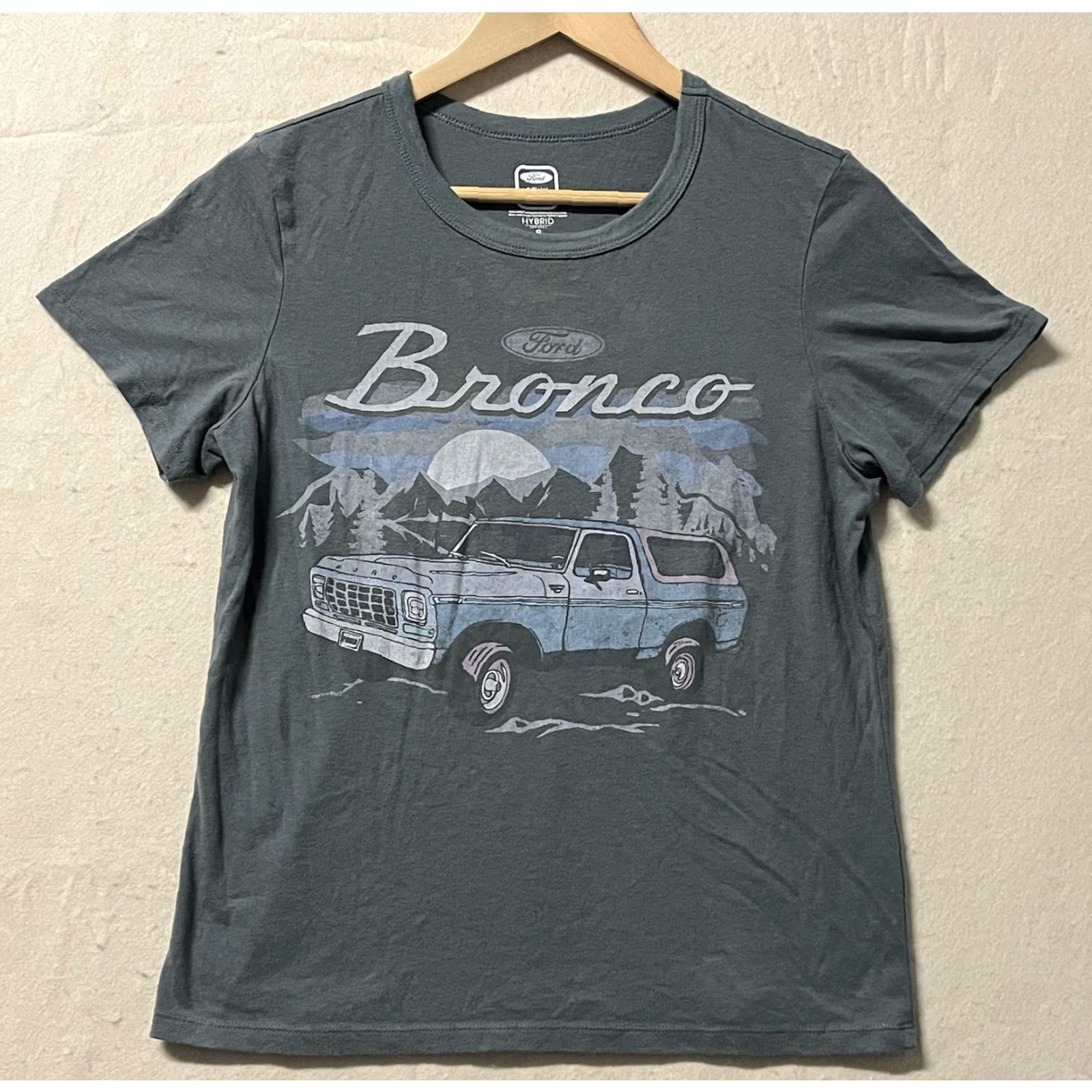 Ford FORD Bronco Graphic Tee Hybrid Womens S T-Shirt Light Green Green Casual Ladies Small Shirt Size S / US 4 / IT 40 - 2 Thumbnail