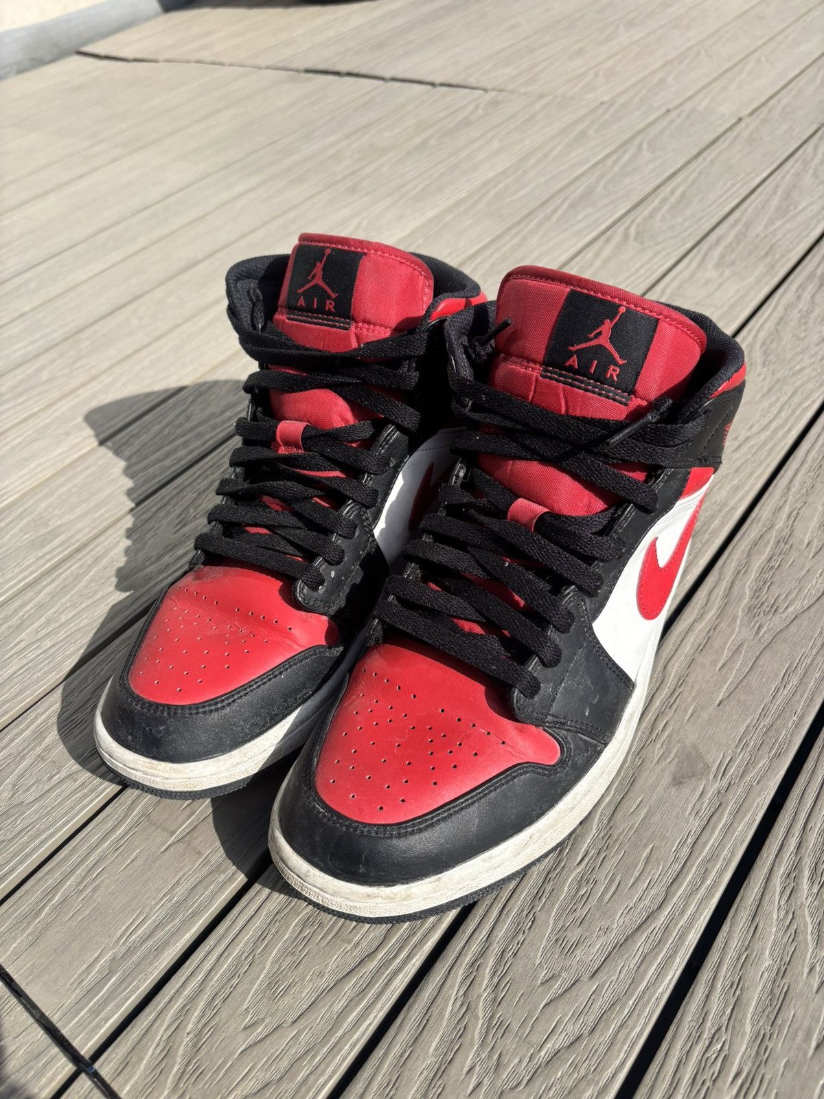 Jordan Brand Air Jordan 1 Mid Bred Toe White Black Red Size 10 554724-079 Size US 10 / EU 43 - 1 Thumbnail