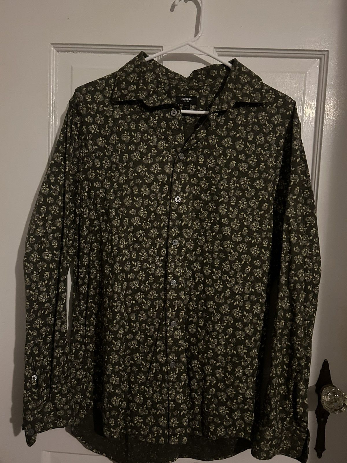 Express Express green floral button down Size US M / EU 48-50 / 2 - 1 Thumbnail