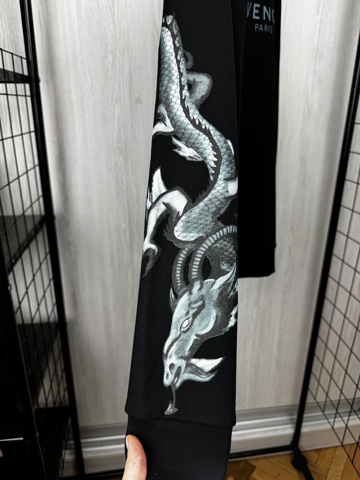 Givenchy GIVENCHY CAPRICORN DRAGON ARM CREW SWEAT size XXL Children Size US M / EU 48-50 / 2 - 5 Thumbnail
