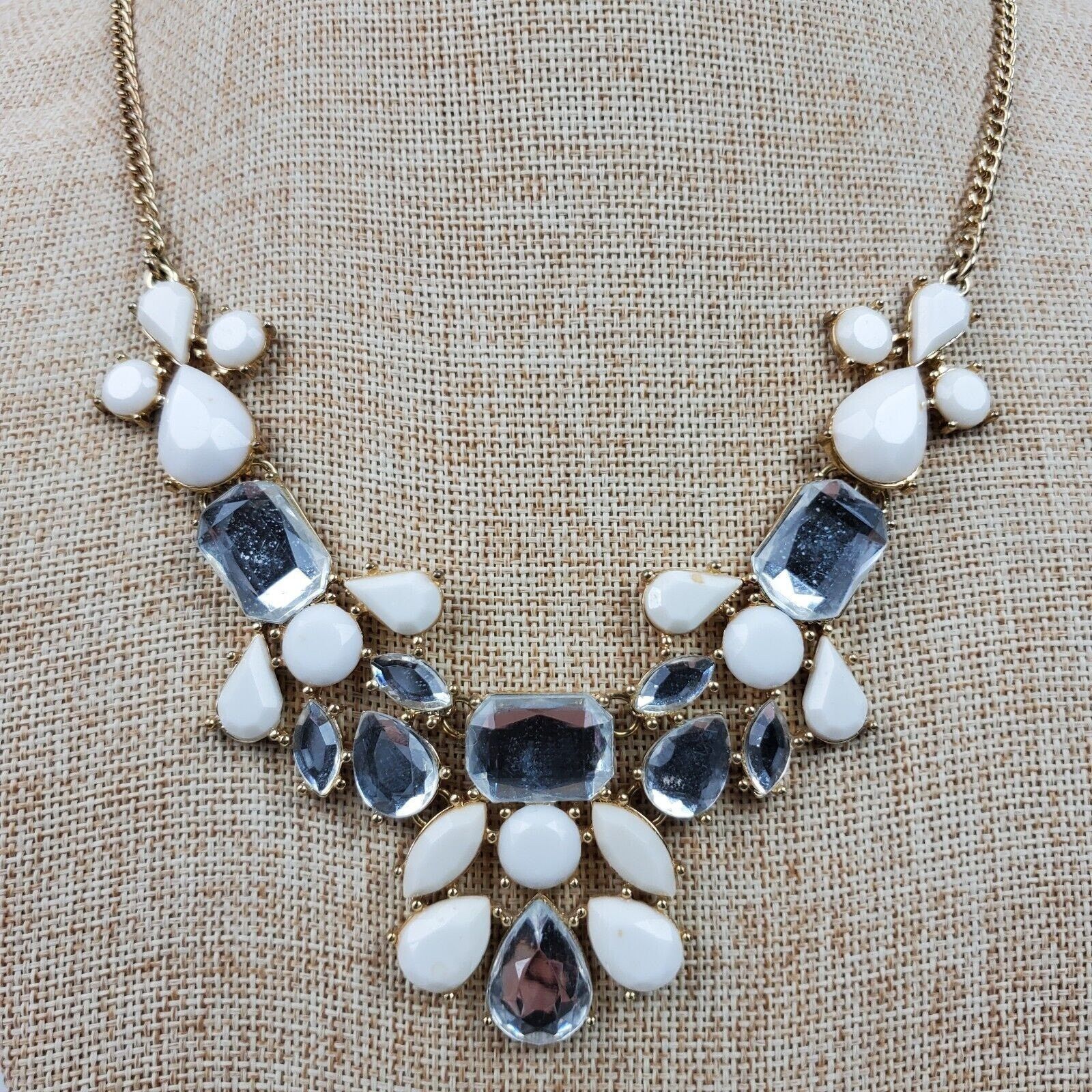 The Unbranded Brand Vintage Mid Century Style White Clear Bead Necklace 21 Inch Size ONE SIZE - 1 Thumbnail
