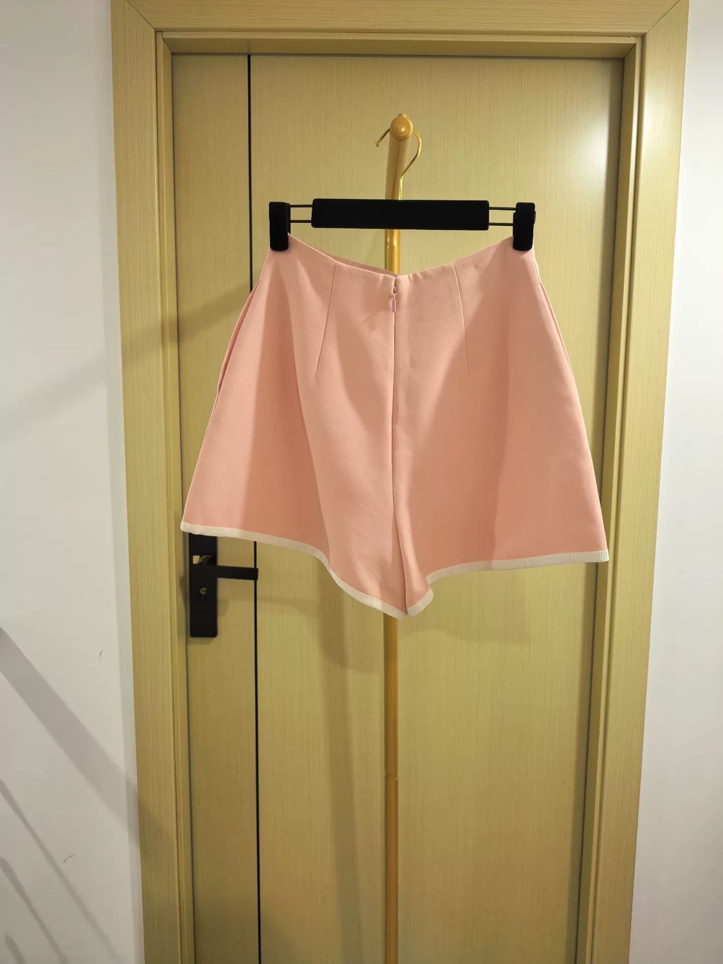 Gucci Gucci Pink Wool Silk Shorts Size 26" / US 2 / IT 38 - 1 Thumbnail
