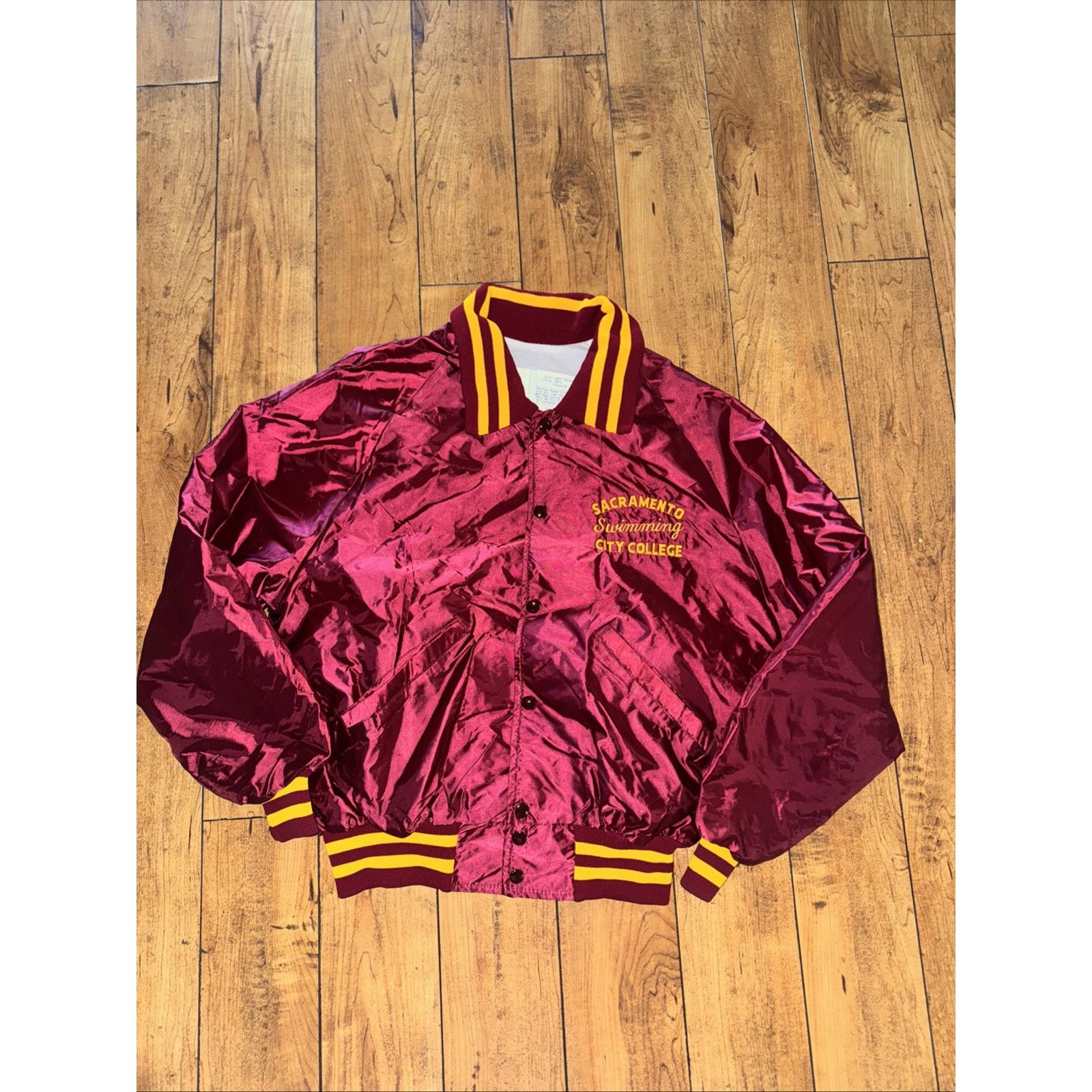 Vintage Vintage Satin Bomber Jacket Maroon/Gold L 22x24 Made In USA Size US L / EU 52-54 / 3 - 1 Thumbnail
