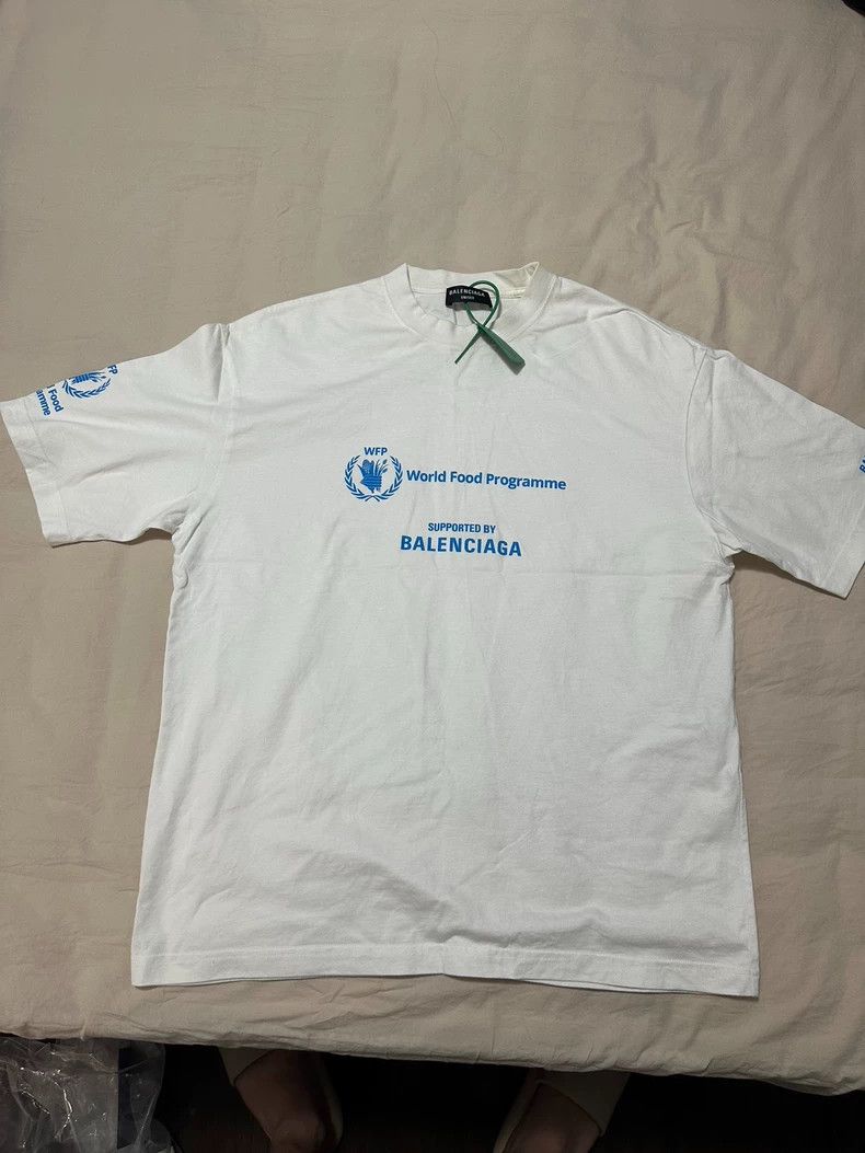 Balenciaga Balenciaga x WFP FW22 Logo Print T-Shirt - dmc Size US S / EU 44-46 / 1 - 1 Thumbnail