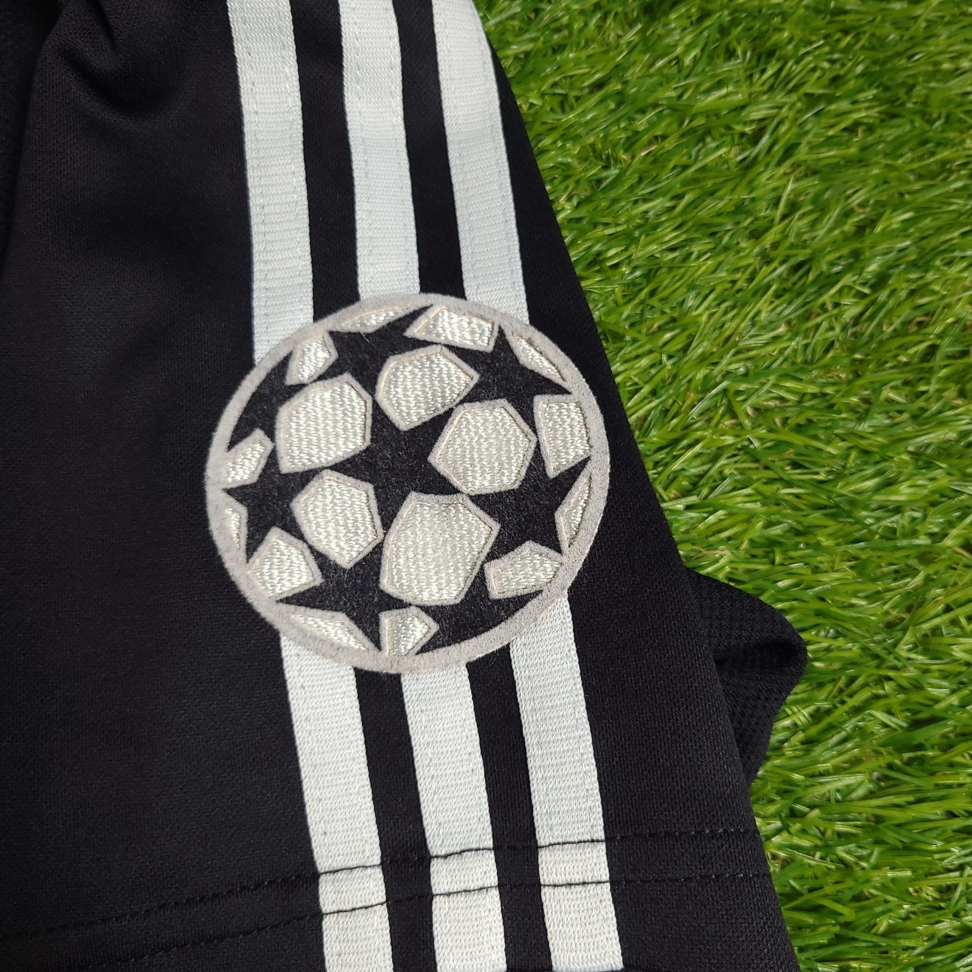 Adidas Zidane Real Madrid UEFA 2001 2002 Away Soccer Jersey L Size US L / EU 52-54 / 3 - 4 Thumbnail