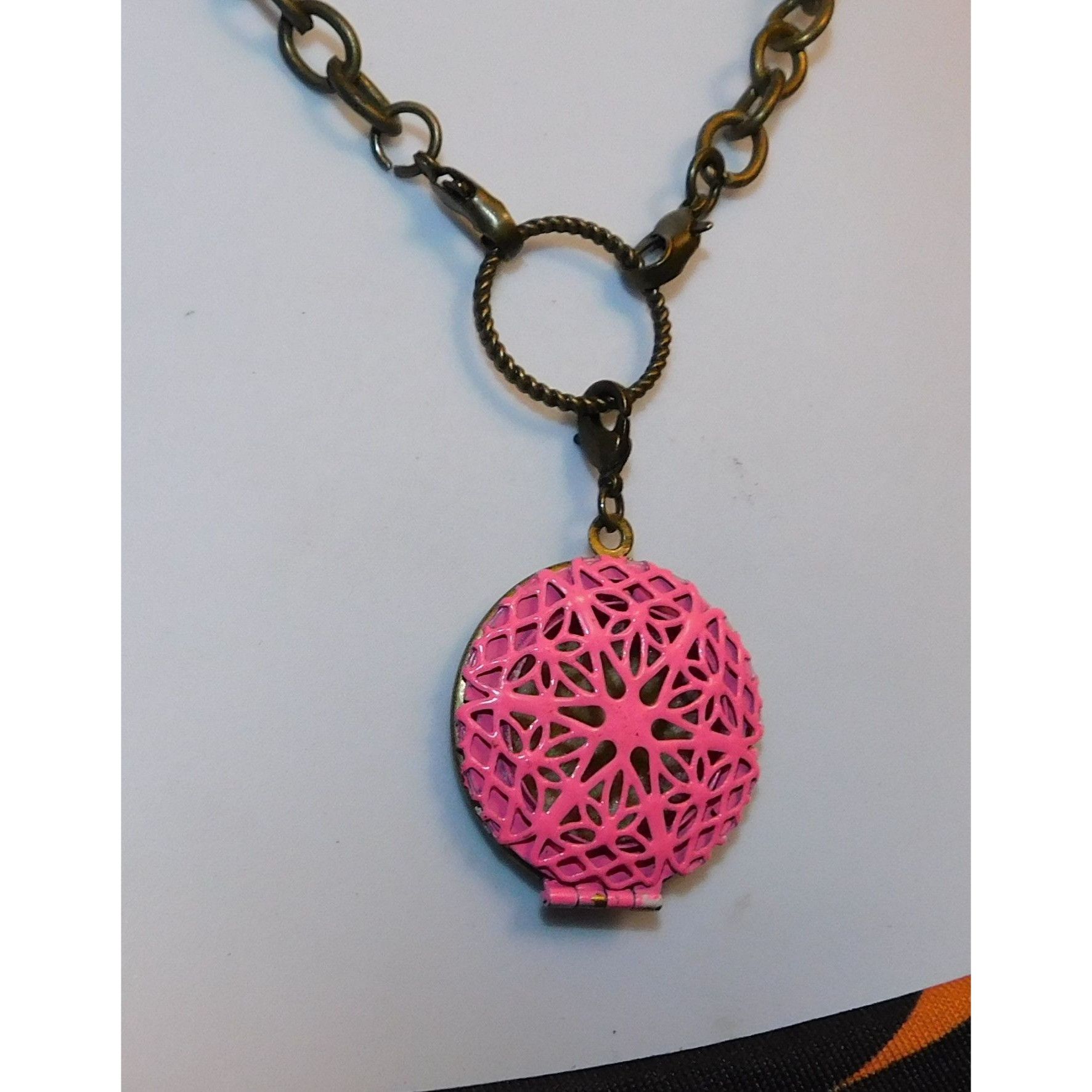 Other Floral Filigree Locket Necklace Gold Tone With Pink Enamel Size ONE SIZE - 5 Thumbnail