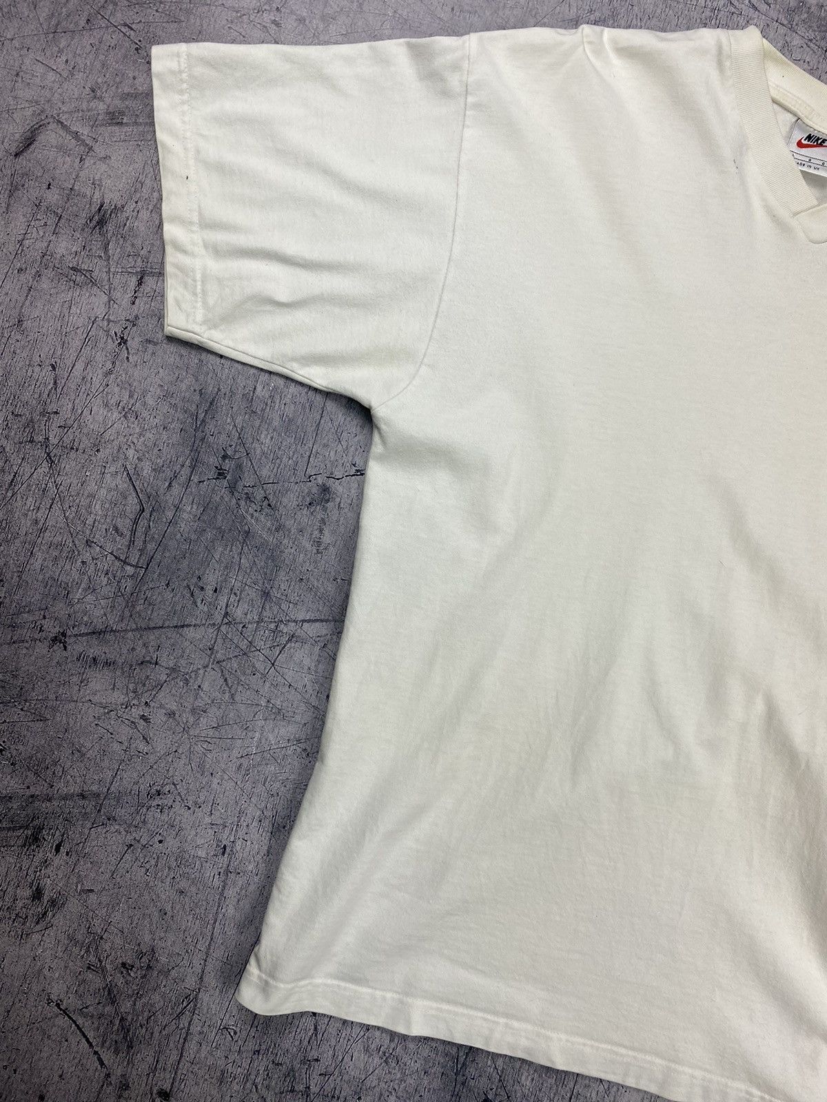Nike × Vintage Vintage Nike Logo Minimal Swoosh Tee Size L Size US L / EU 52-54 / 3 - 3 Thumbnail