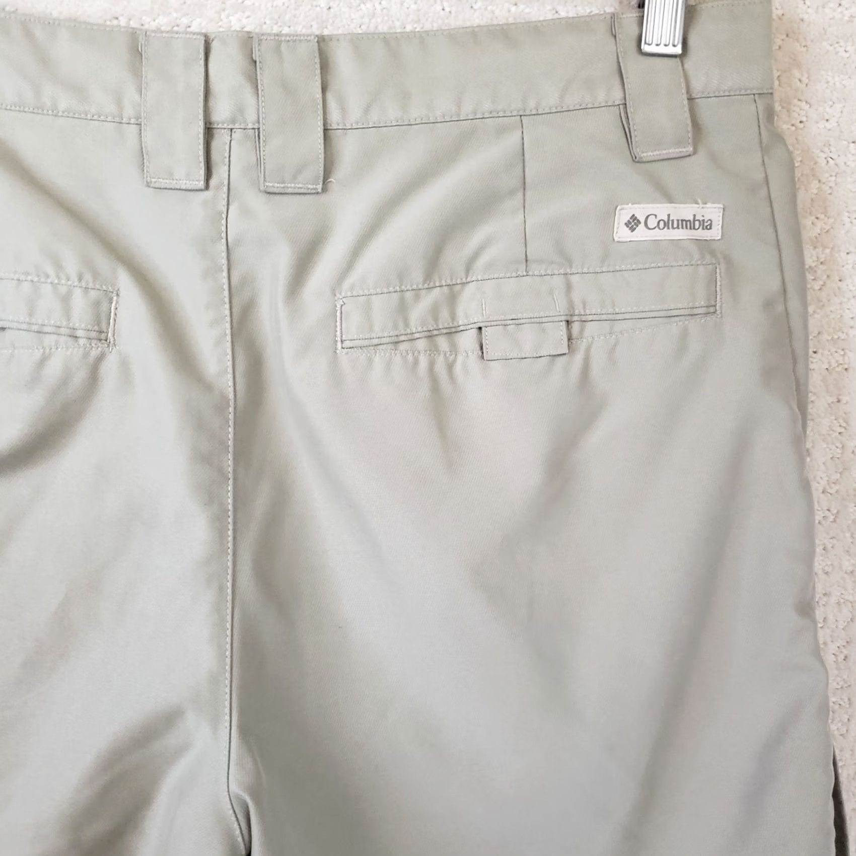 Vintage Columbia Men's Beige Shorts Bermuda 32x10 Cargo Pocket Zipper Flat Front Lightweight Breathable Polyester Short Inseam 10" Casual Outdoor Sports Logo Size US 32 / EU 48 - 6 Thumbnail