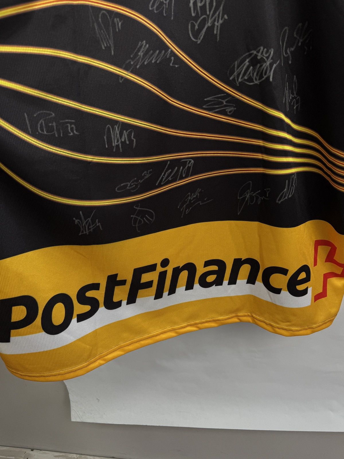 NHL 🇨🇭 2011 SC Bern Switzerland Hockey Jersey Team Signed Peugeot Size US XL / EU 56 / 4 - 12 Thumbnail