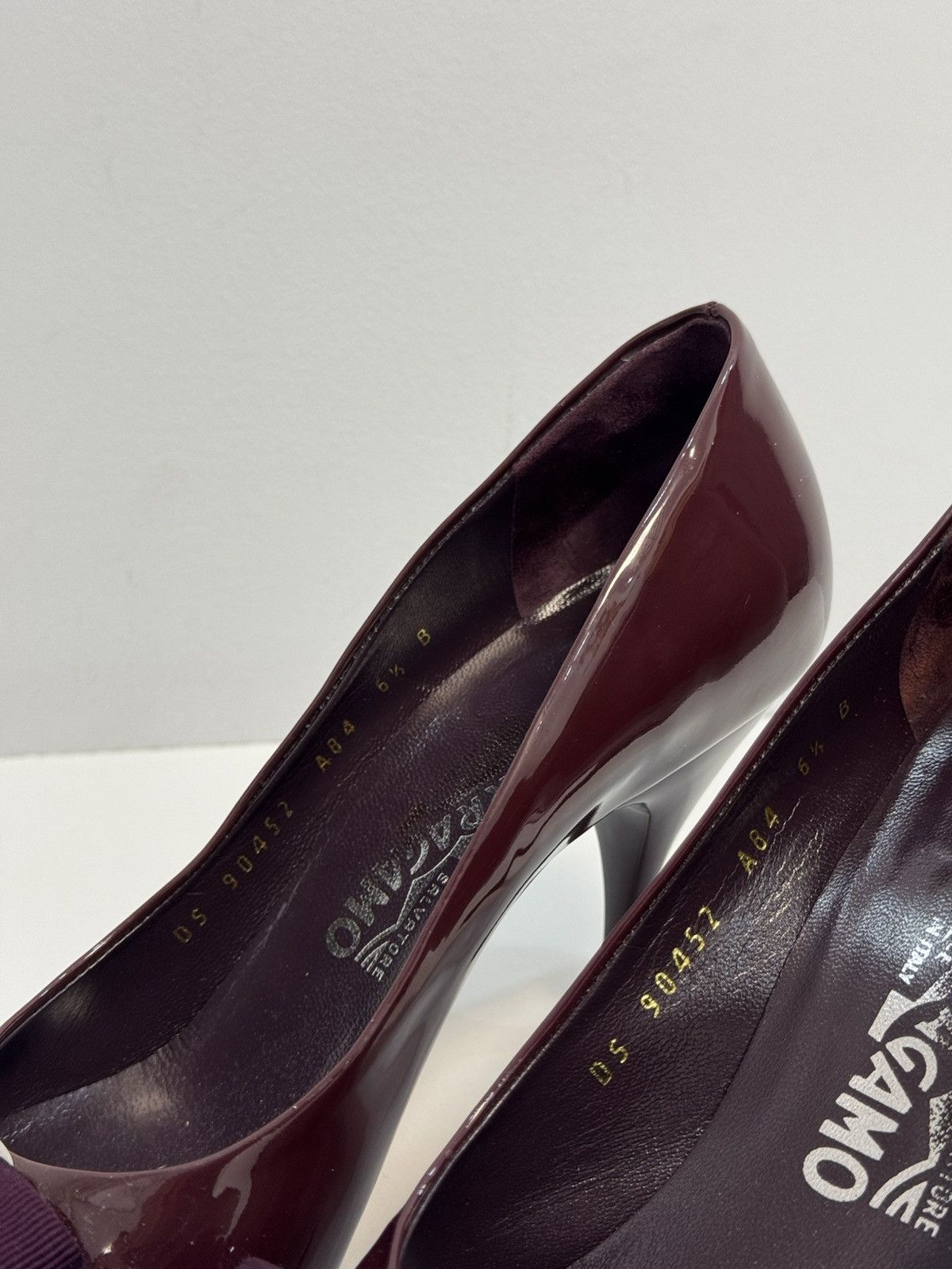 Salvatore Ferragamo Salvatore Ferragamo Burgundy Size 6.5 NARROW Patent Pumps Size US 6.5 / IT 36.5 - 6 Thumbnail