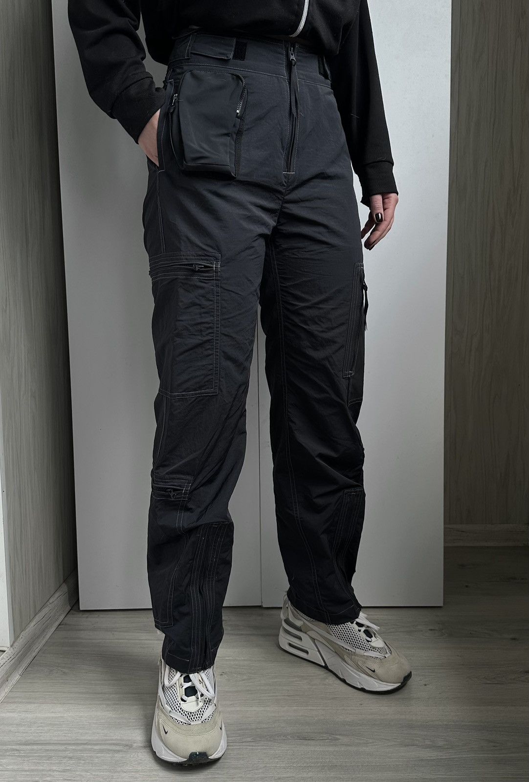 Nike Nike iSPA Cargo Pants Black Zipper Pockets Women Size Small Size US 30 / EU 46 - 1 Thumbnail