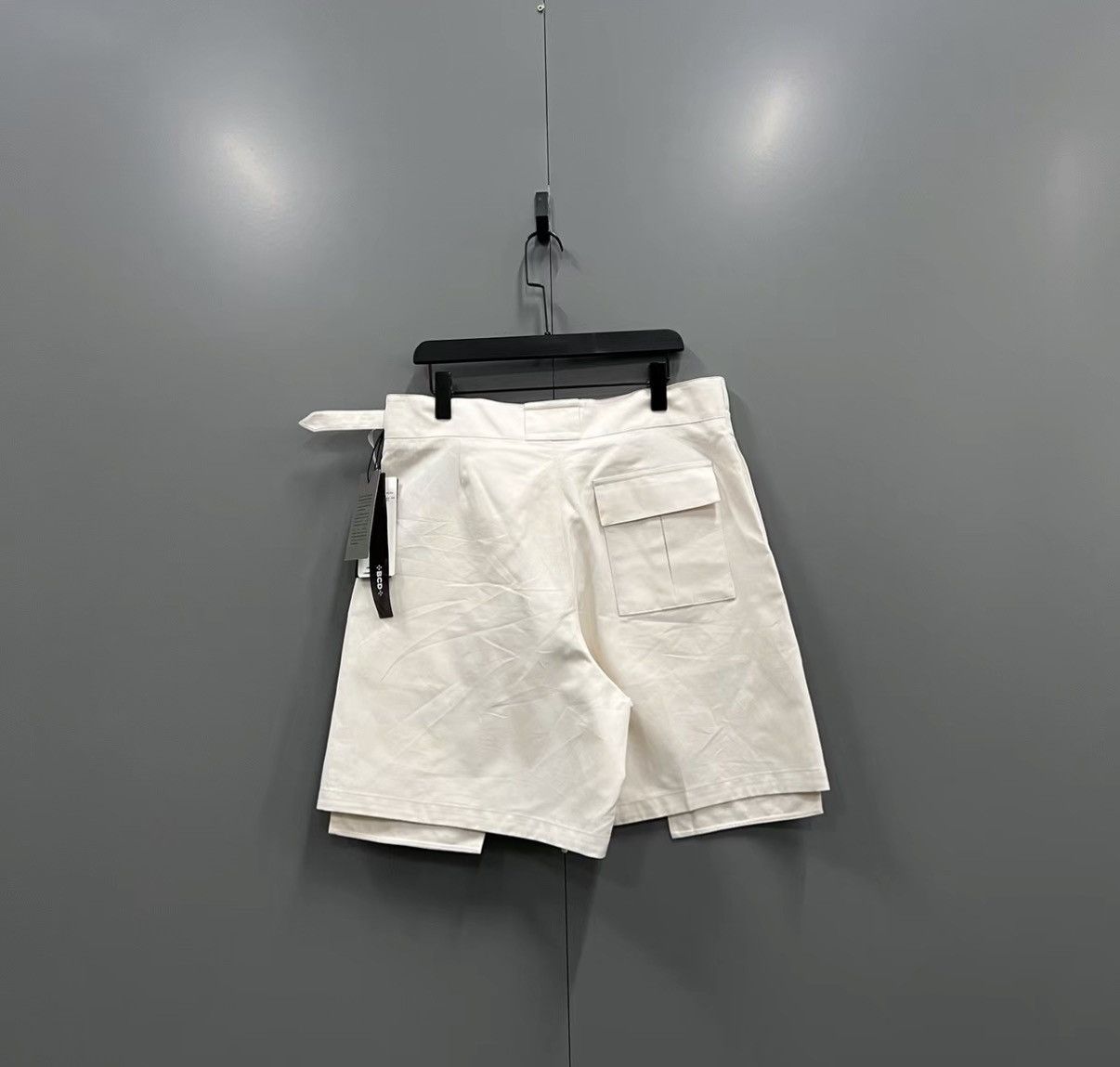 Dior Dior Off-White Buckle Cargo Shorts J41 Size 36" / US 14 / IT 50 - 2 Thumbnail