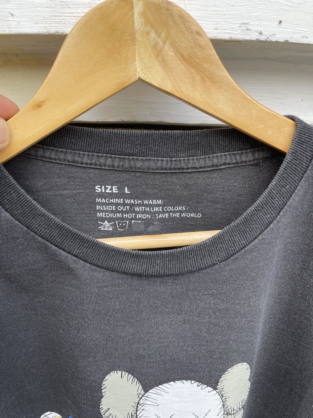 Kaws Last Drop🔥Rare🔥Sun Faded KAWS T Shirt Size US L / EU 52-54 / 3 - 4 Thumbnail