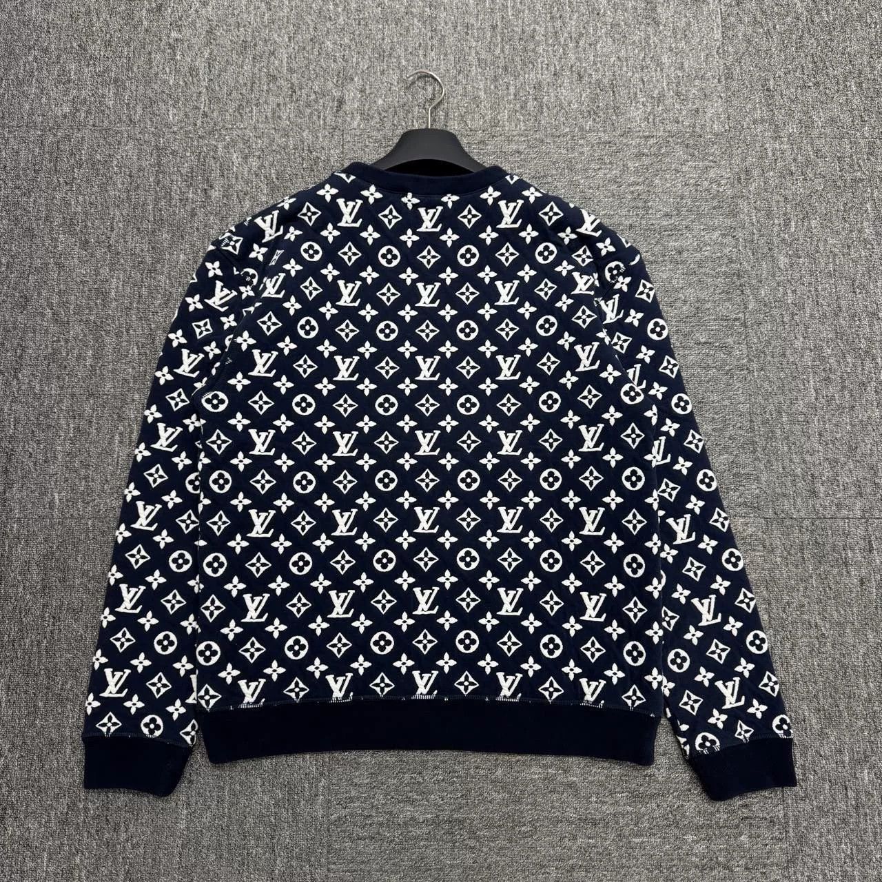 Louis Vuitton louis vuitton embossed logo sweatshirt in navy. Size US L / EU 52-54 / 3 - 2 Thumbnail