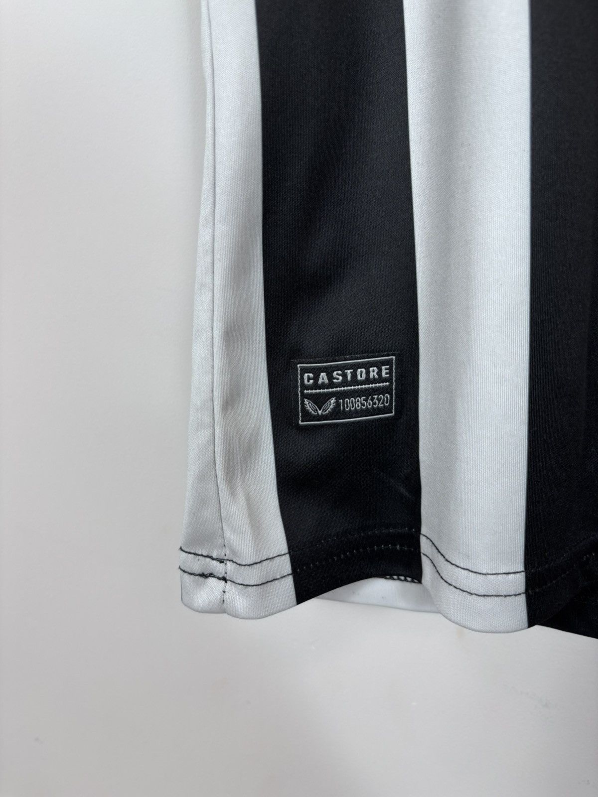 Castore Newcastle United 2023/2024 Home Isak #14 Soccer Jersey Size US M / EU 48-50 / 2 - 7 Thumbnail