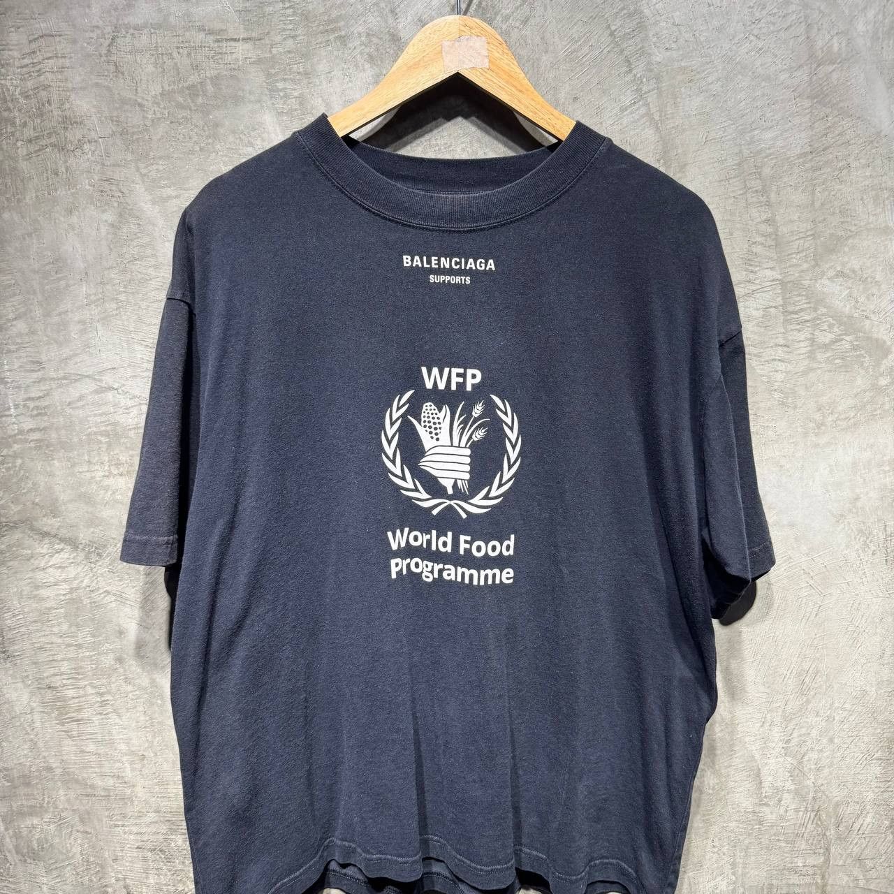 Balenciaga Balenciaga World Food Programme Tee Size US L / EU 52-54 / 3 - 2 Thumbnail