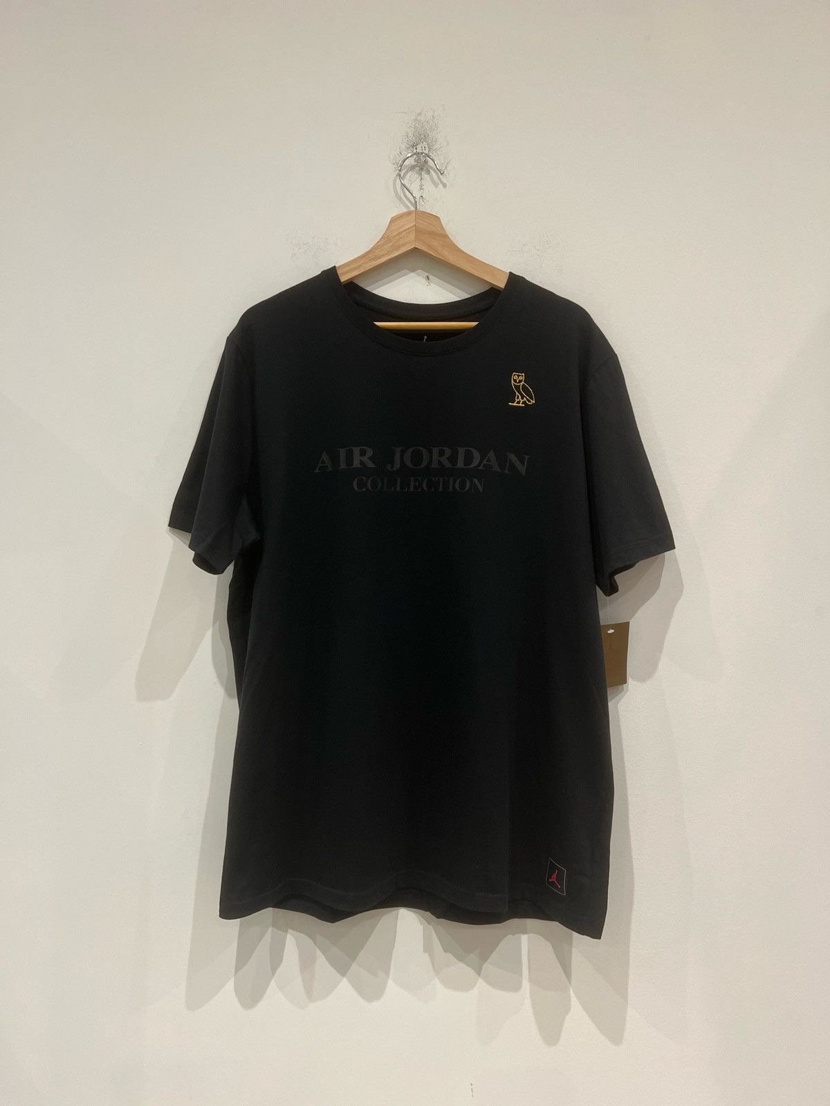 Jordan Brand × October's Very Own Air Jordan x OVO Tee Black/Metallic Gold Size: XL Size US XL / EU 56 / 4 - 1 Thumbnail