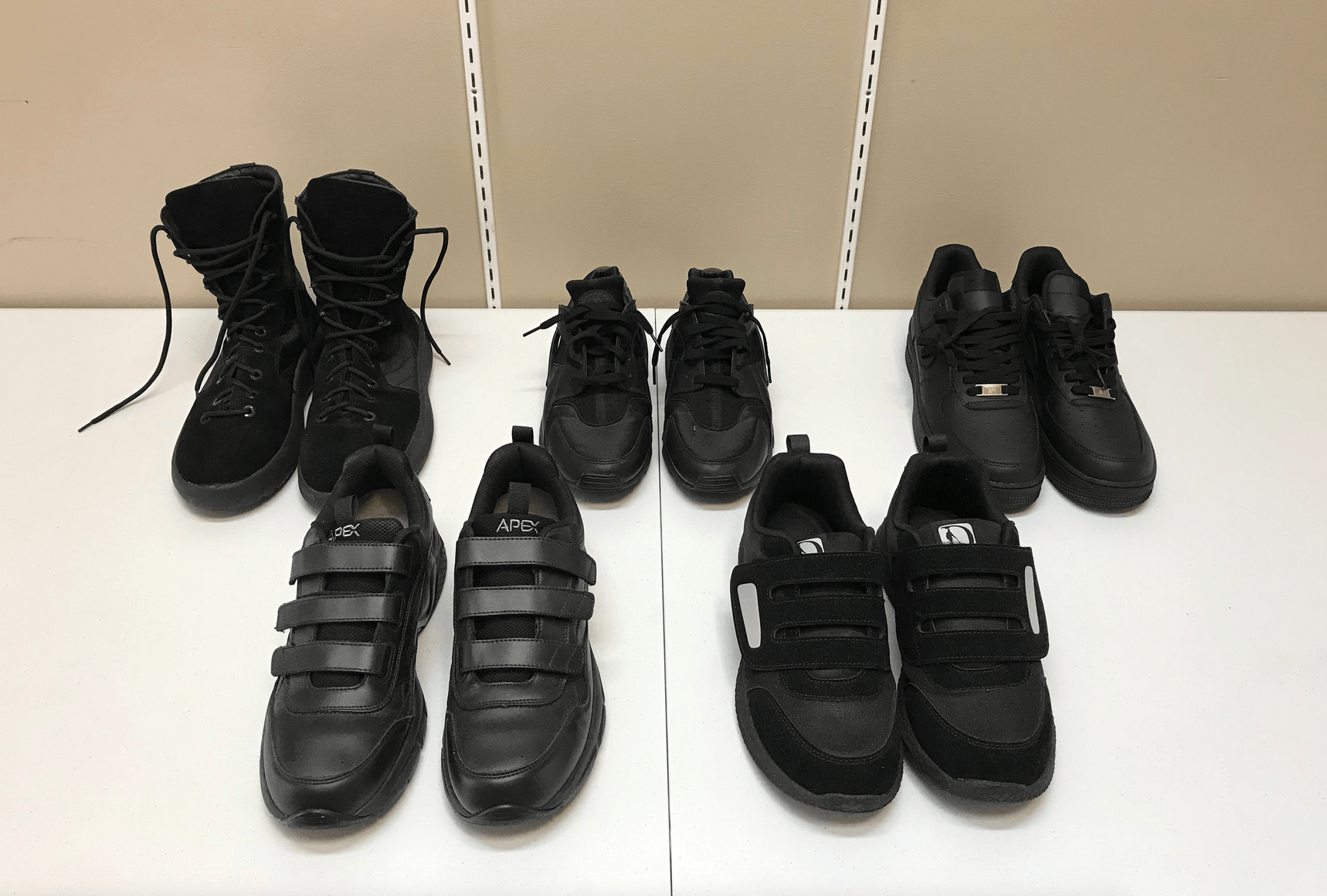 Nike NIKE HURACHE TRIPLE BLACK Size US 11 / EU 44 - 1 Thumbnail