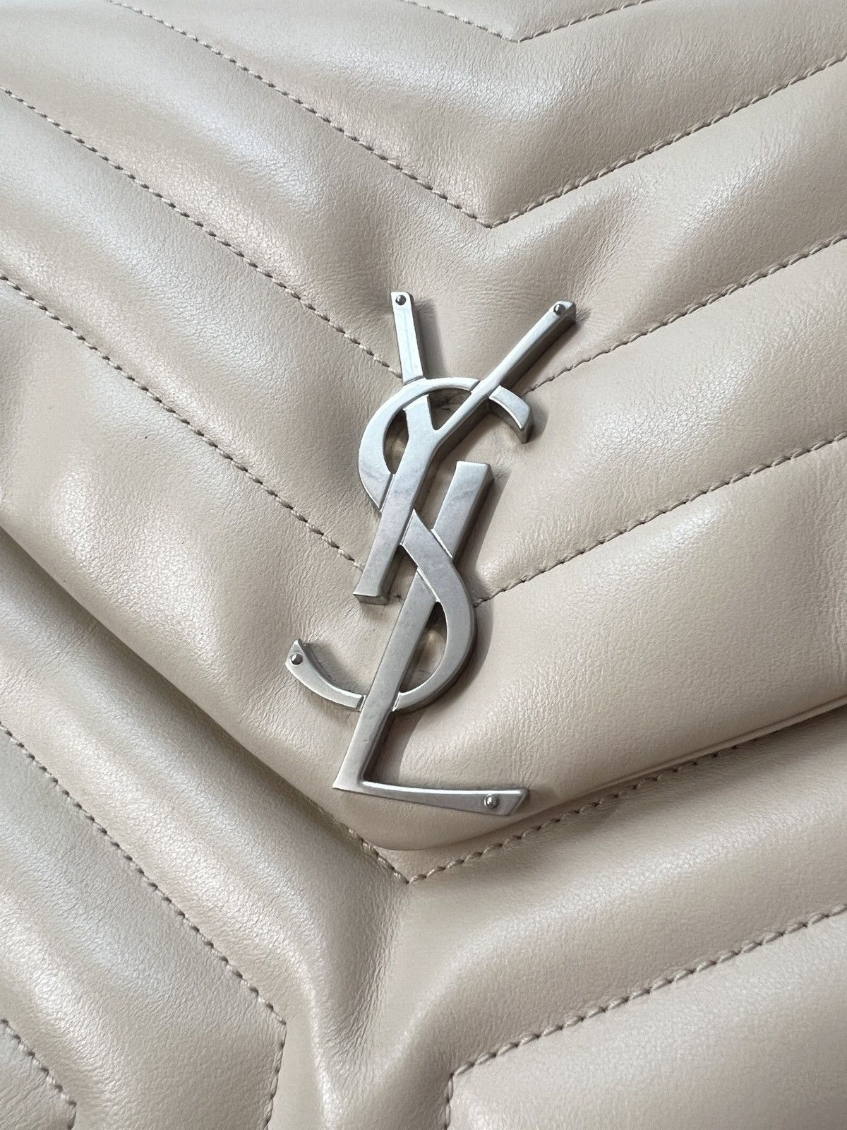 Yves Saint Laurent YSL Yves Saint Laurent LouLou Shoulder Bag Crossbody Purse Size ONE SIZE - 8 Thumbnail