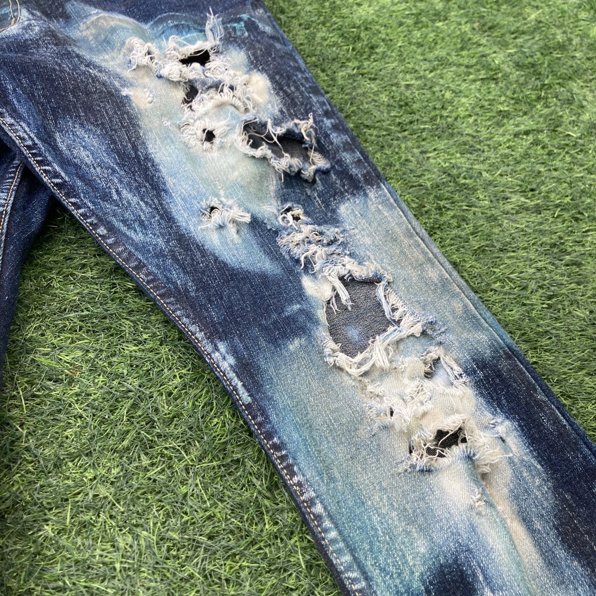 If Six Was Nine LE GRANDE BLEU (L.G.B) RIPPED JEANS Size US 32 / EU 48 - 8 Thumbnail