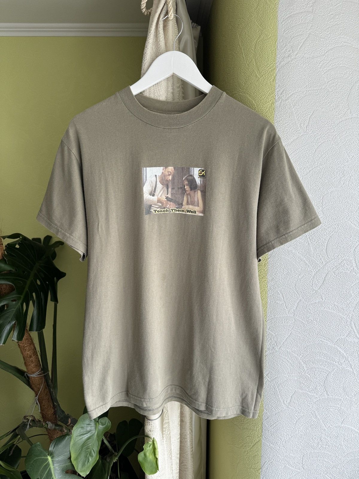 Vintage SERIAL KILLER Leon: The Professional Teach Them Well T Shirt Size US M / EU 48-50 / 2 - 4 Thumbnail