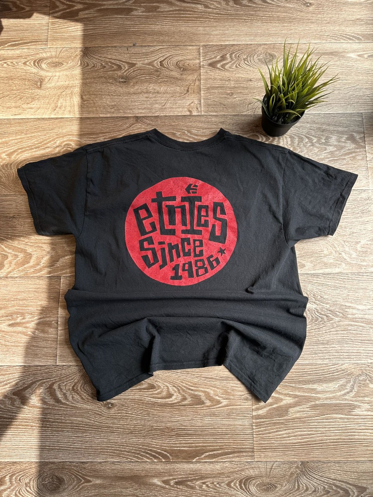 Etnies 🔥 Vintage Y2K Big Logo Etnies Graphic T Shirt Art Black Punk Size US L / EU 52-54 / 3 - 1 Thumbnail