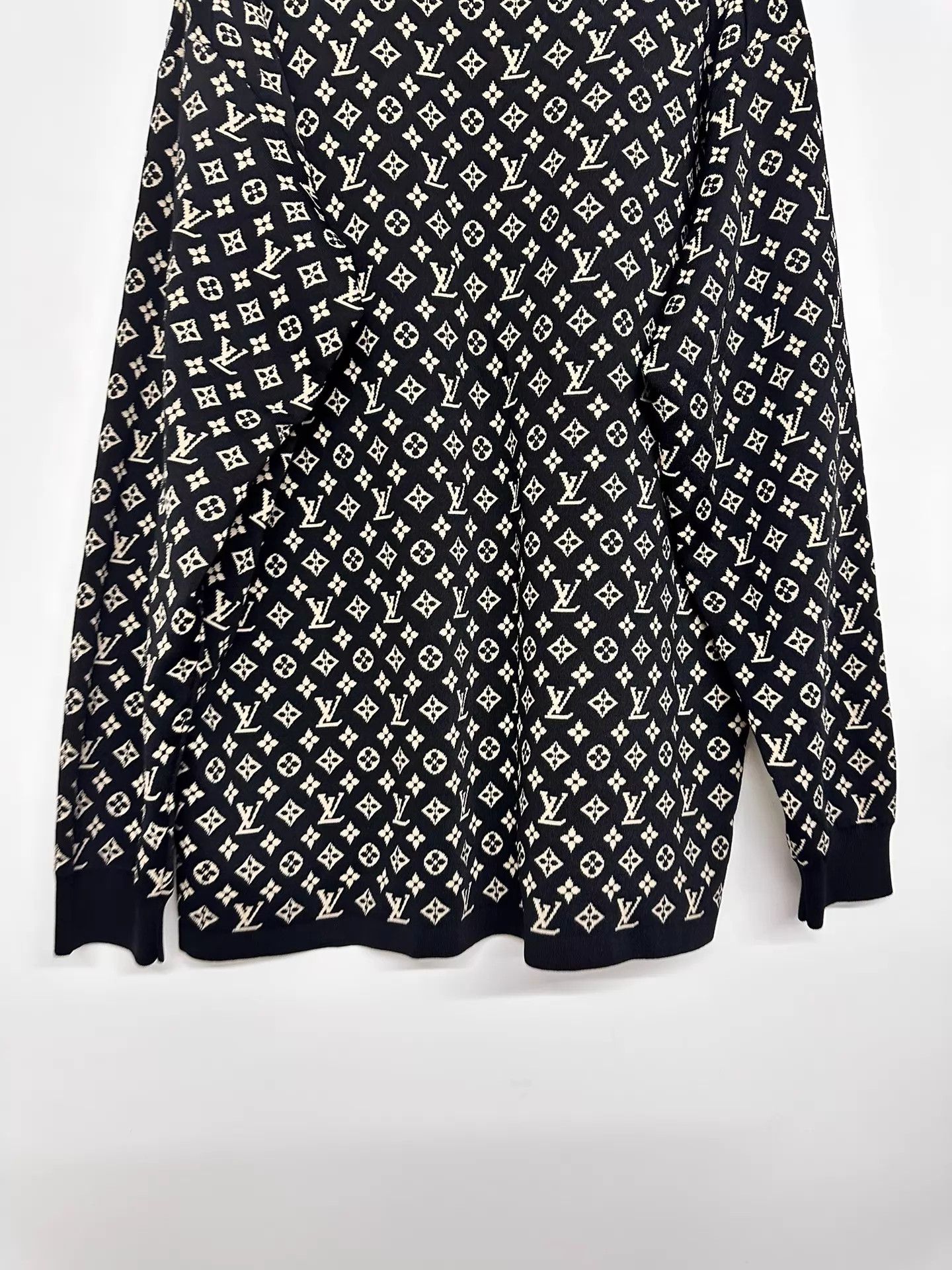 Louis Vuitton Louis Vuitton All Over Print Sweater L Size US L / EU 52-54 / 3 - 8 Thumbnail