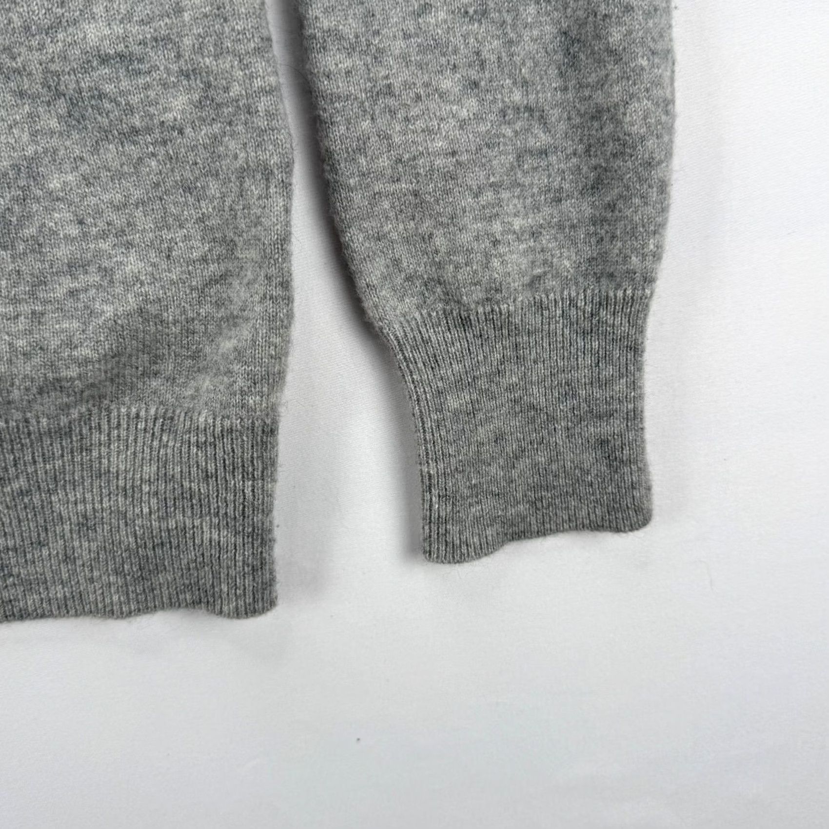 Uniqlo UNIQLO Cashmere Sweater Mens M Gray V-Neck Long Sleeve Casual Pullover Knit Regular Lightweight Breathable Classic Vintage No Size US M / EU 48-50 / 2 - 4 Thumbnail