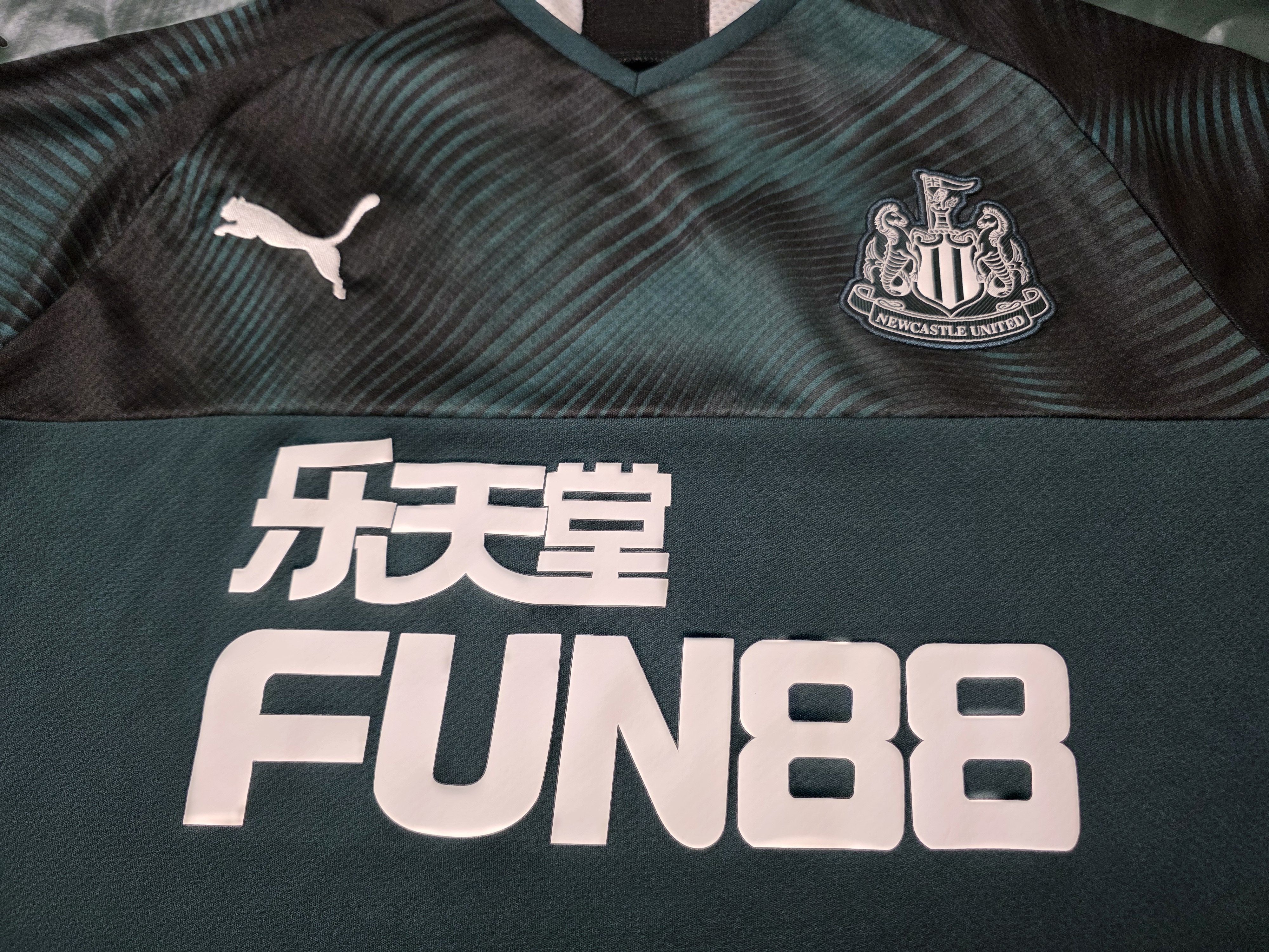 Puma NEWCASTLE UNITED 2019 2020 AWAY FOOTBALL SHIRT SOCCER JERSEY Size US L / EU 52-54 / 3 - 3 Thumbnail