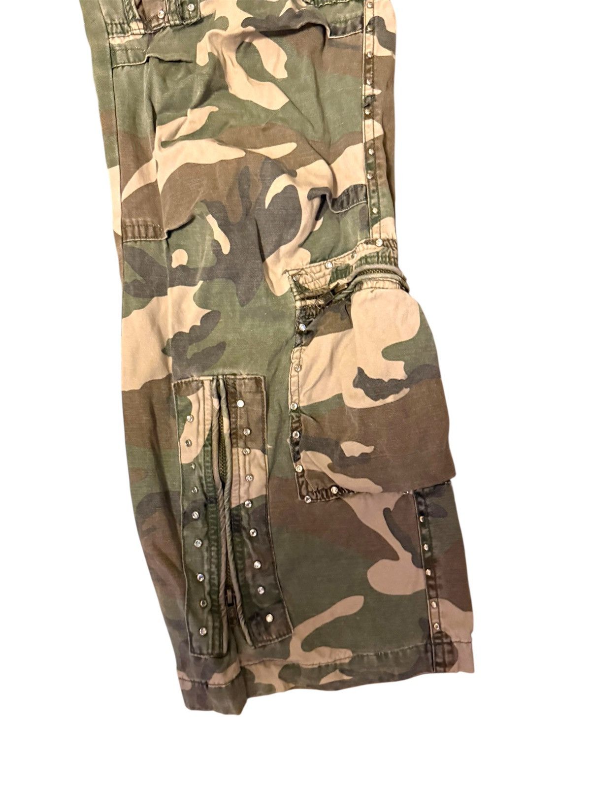 Japanese Brand × Vintage baddie camo studded cargo low rise pants Size 27" / US 4 / IT 40 - 3 Thumbnail